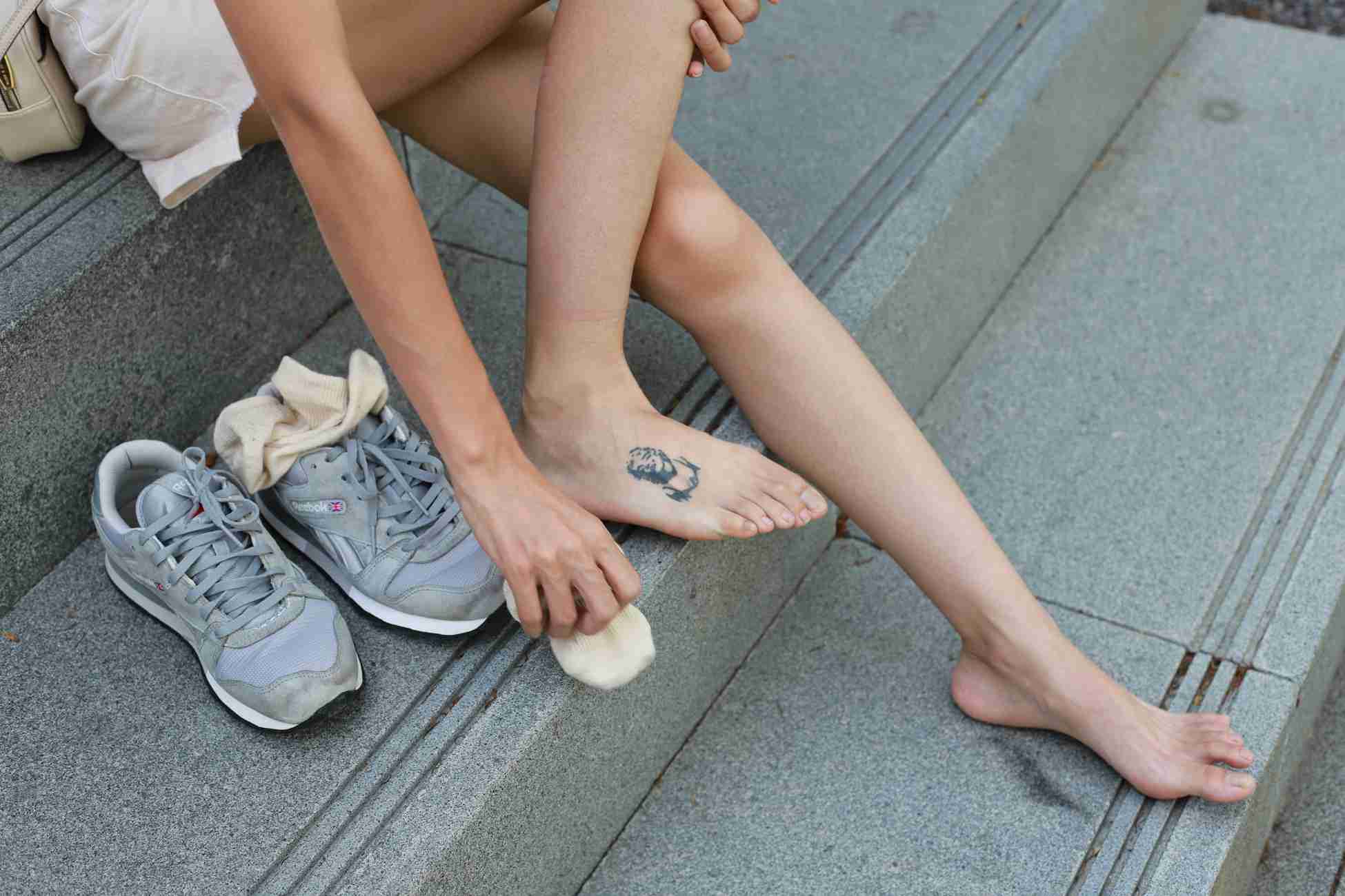 图片[92]-勿恋传媒 No.050 待我长发及腰,只为你的微笑,灰色NB配浅黄棉袜 [145P] – 速更版-美库