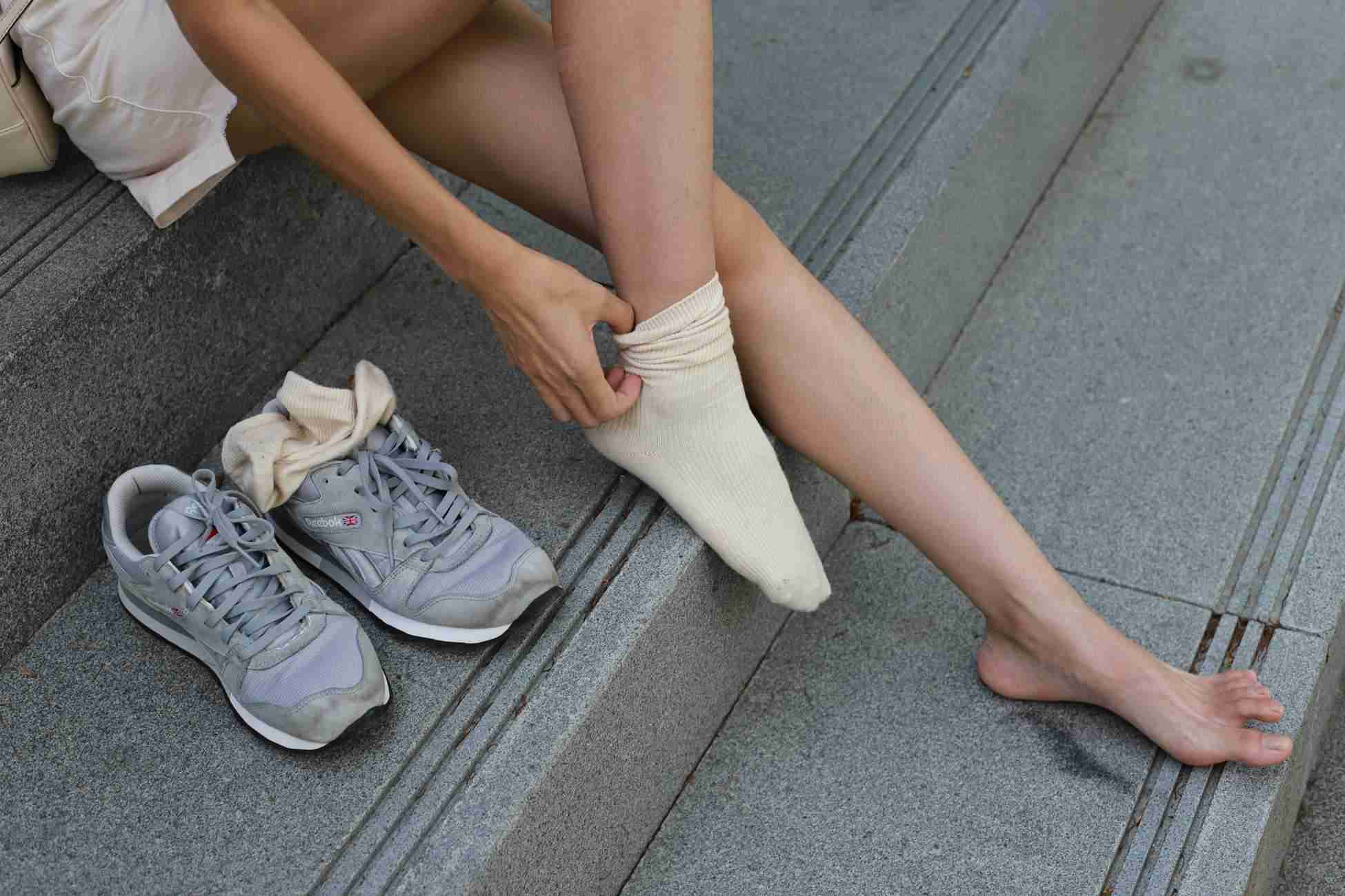 图片[93]-勿恋传媒 No.050 待我长发及腰,只为你的微笑,灰色NB配浅黄棉袜 [145P] – 速更版-美库