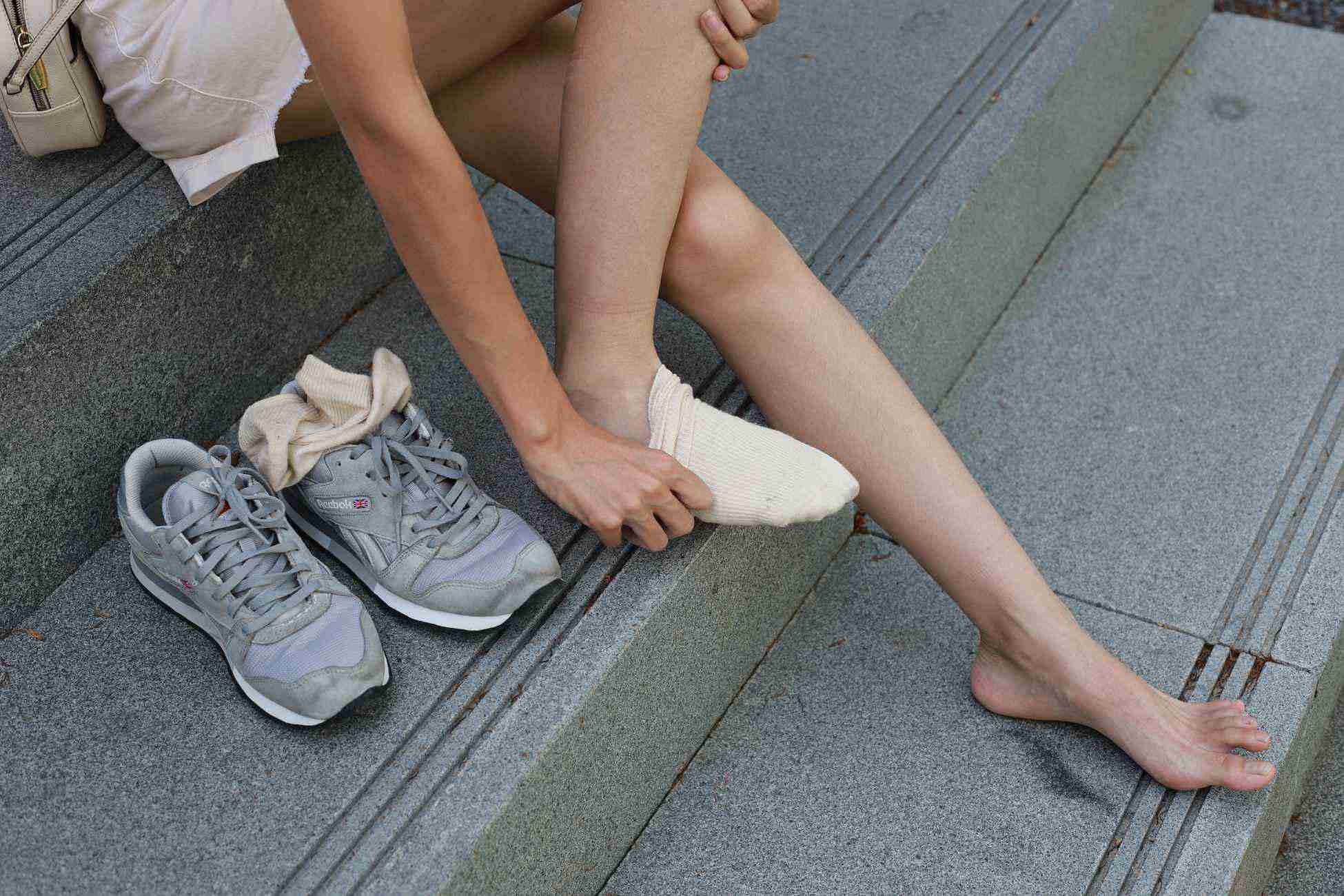 图片[95]-勿恋传媒 No.050 待我长发及腰,只为你的微笑,灰色NB配浅黄棉袜 [145P] – 速更版-美库