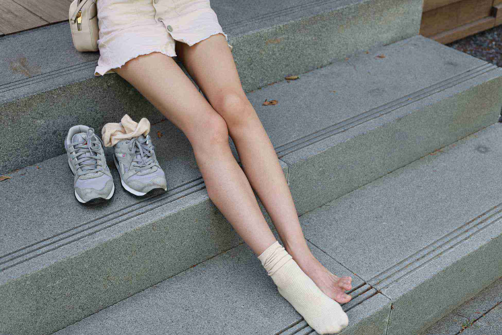 图片[96]-勿恋传媒 No.050 待我长发及腰,只为你的微笑,灰色NB配浅黄棉袜 [145P] – 速更版-美库