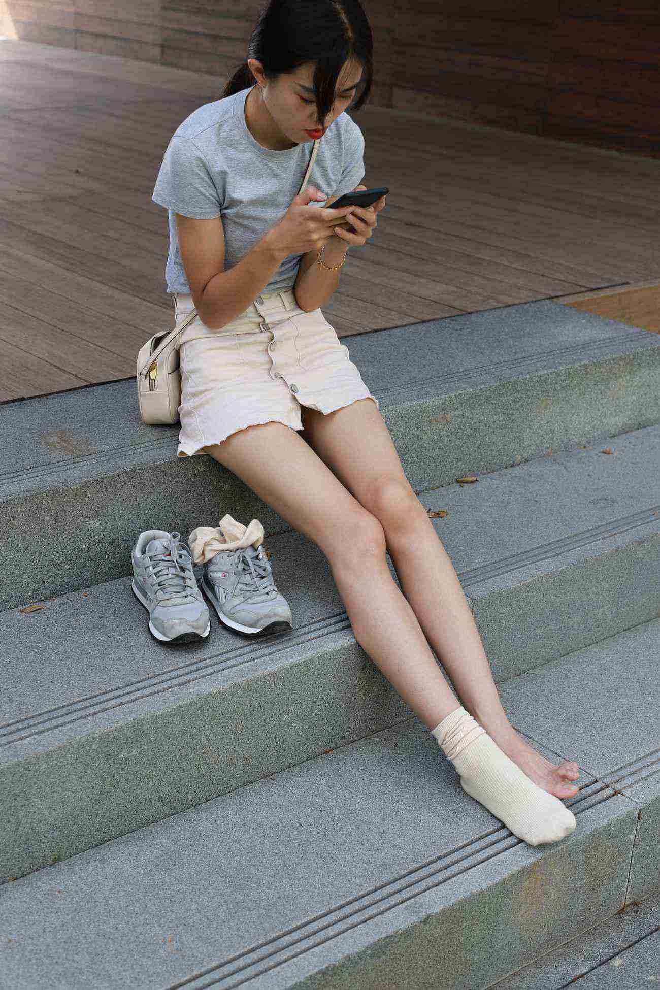 图片[97]-勿恋传媒 No.050 待我长发及腰,只为你的微笑,灰色NB配浅黄棉袜 [145P] – 速更版-美库