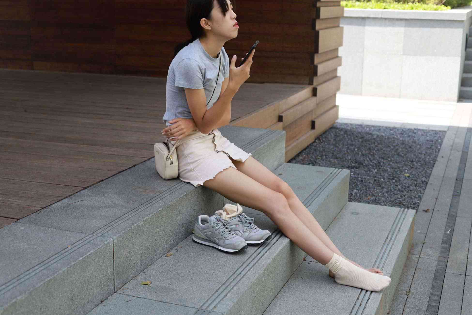 图片[98]-勿恋传媒 No.050 待我长发及腰,只为你的微笑,灰色NB配浅黄棉袜 [145P] – 速更版-美库