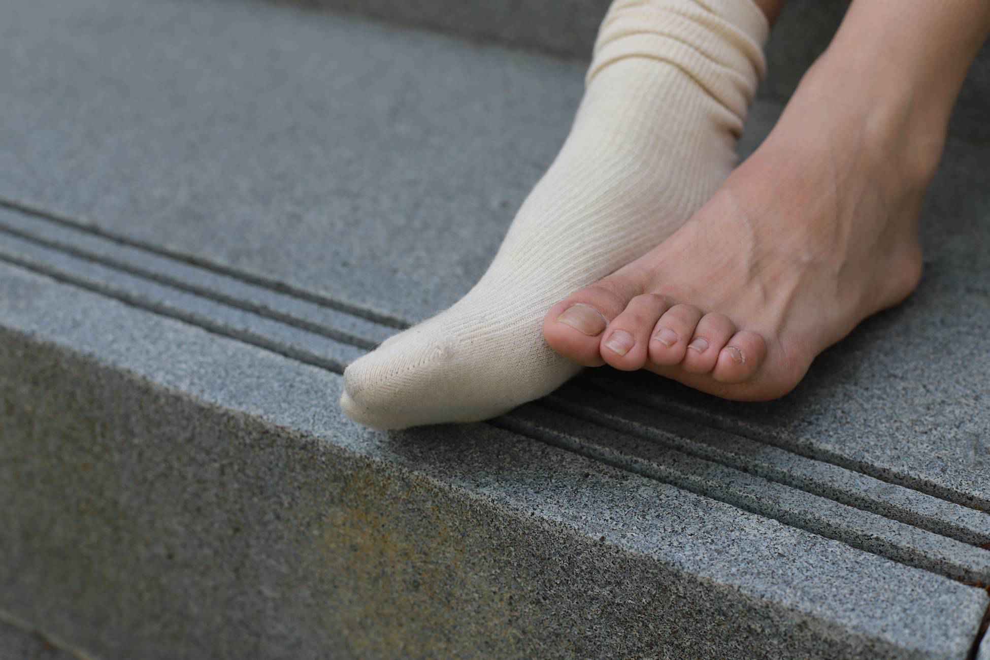 图片[100]-勿恋传媒 No.050 待我长发及腰,只为你的微笑,灰色NB配浅黄棉袜 [145P] – 速更版-美库