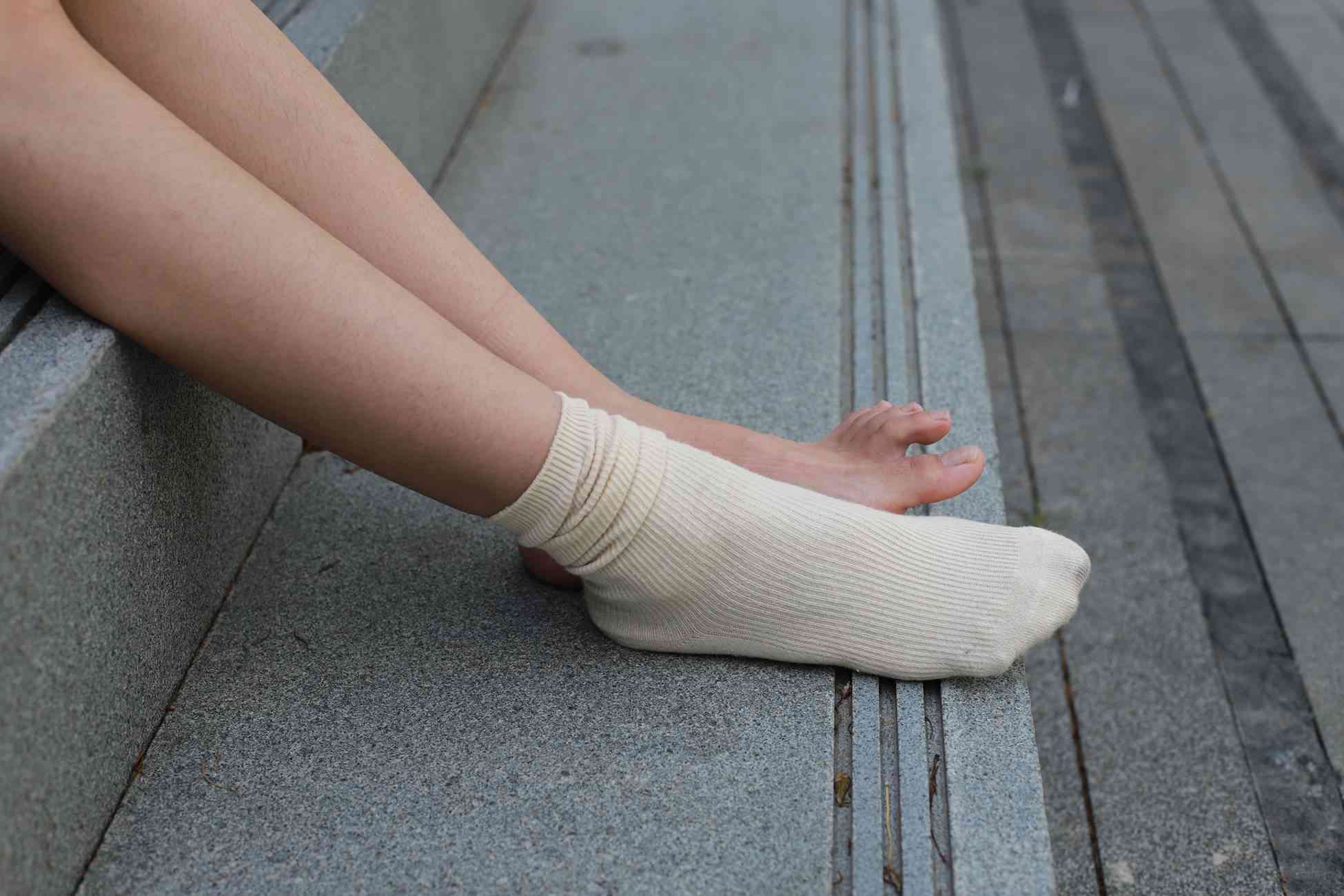 图片[101]-勿恋传媒 No.050 待我长发及腰,只为你的微笑,灰色NB配浅黄棉袜 [145P] – 速更版-美库