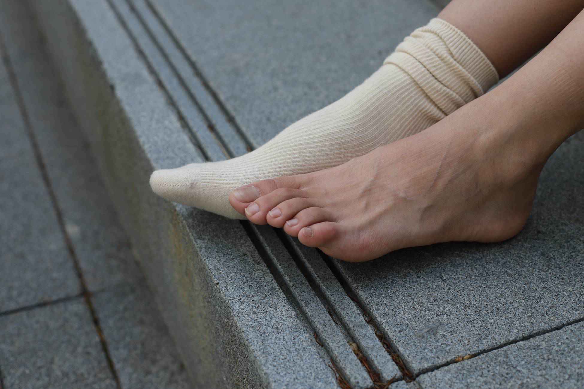 图片[102]-勿恋传媒 No.050 待我长发及腰,只为你的微笑,灰色NB配浅黄棉袜 [145P] – 速更版-美库