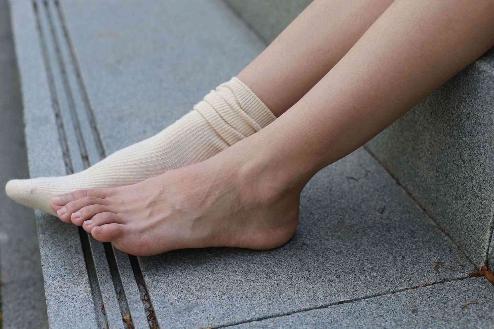 图片[103]-勿恋传媒 No.050 待我长发及腰,只为你的微笑,灰色NB配浅黄棉袜 [145P] – 速更版-美库