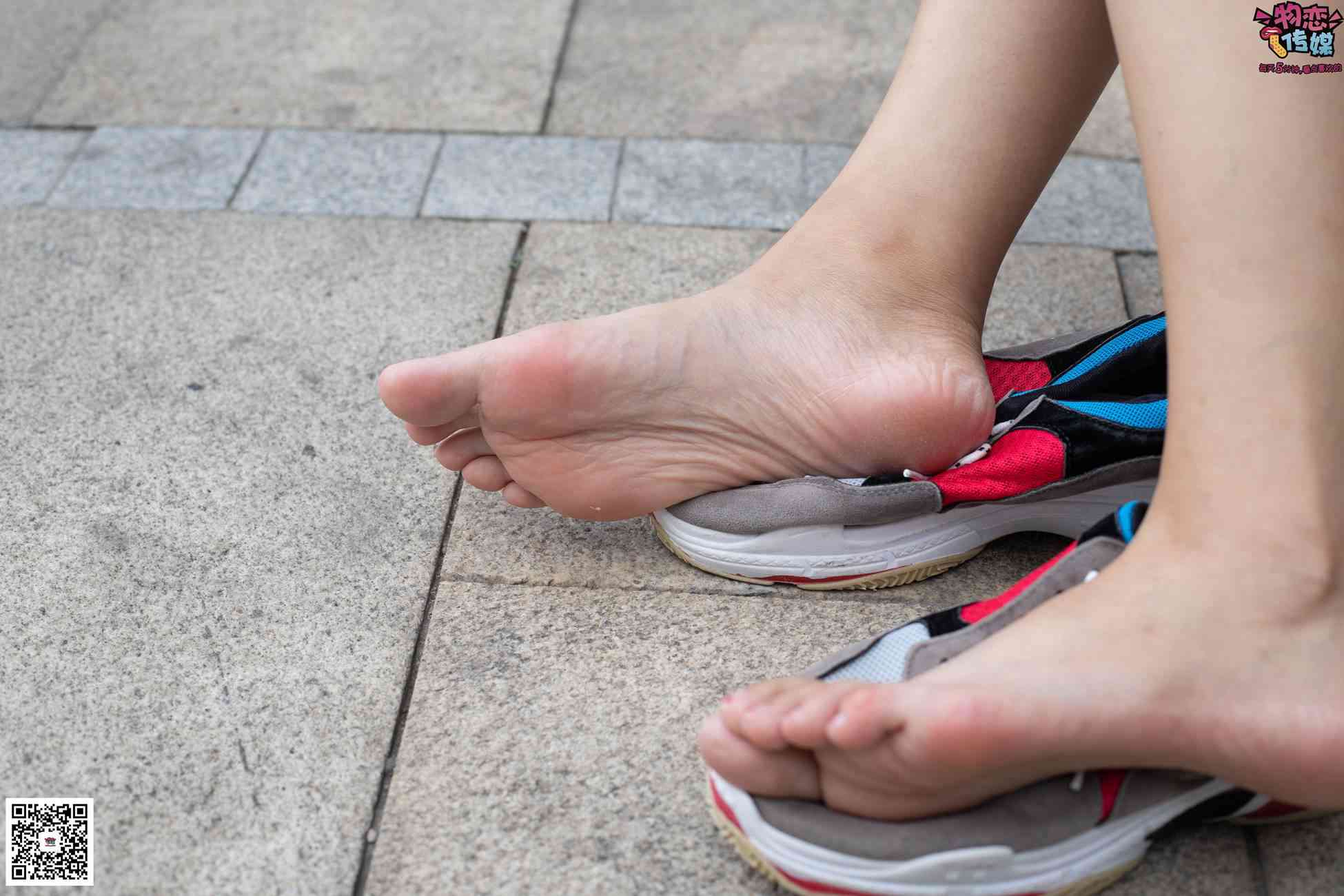 图片[117]-物恋传媒 No.049 露肩连衣裙搭配撞色老爹鞋，搭配粉色短棉袜 [126P] – 速更版-美库