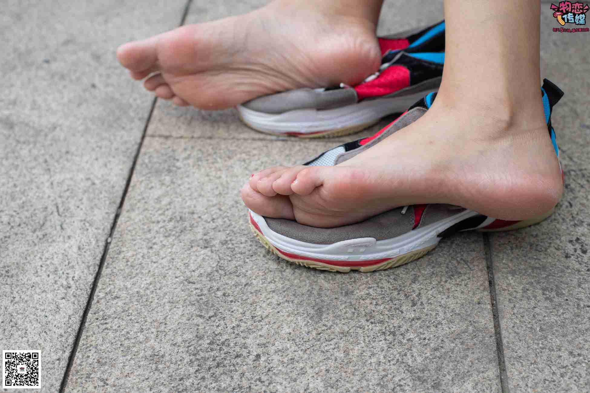 图片[118]-物恋传媒 No.049 露肩连衣裙搭配撞色老爹鞋，搭配粉色短棉袜 [126P] – 速更版-美库