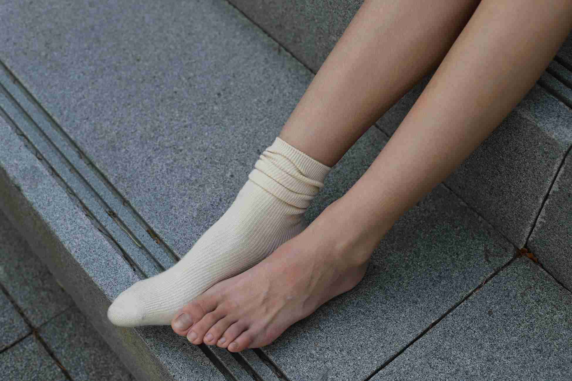 图片[104]-勿恋传媒 No.050 待我长发及腰,只为你的微笑,灰色NB配浅黄棉袜 [145P] – 速更版-美库