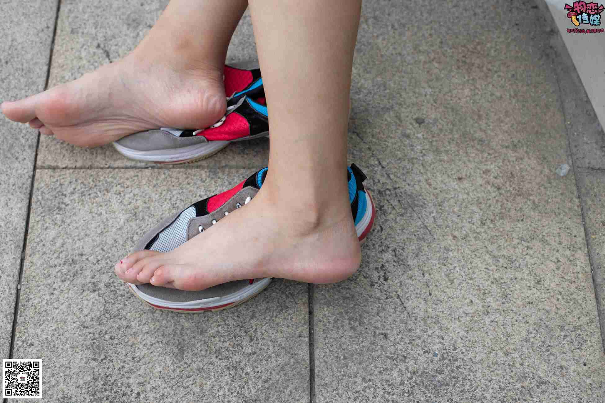 图片[119]-物恋传媒 No.049 露肩连衣裙搭配撞色老爹鞋，搭配粉色短棉袜 [126P] – 速更版-美库