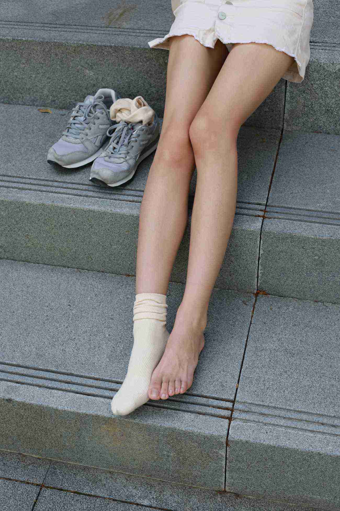 图片[105]-勿恋传媒 No.050 待我长发及腰,只为你的微笑,灰色NB配浅黄棉袜 [145P] – 速更版-美库