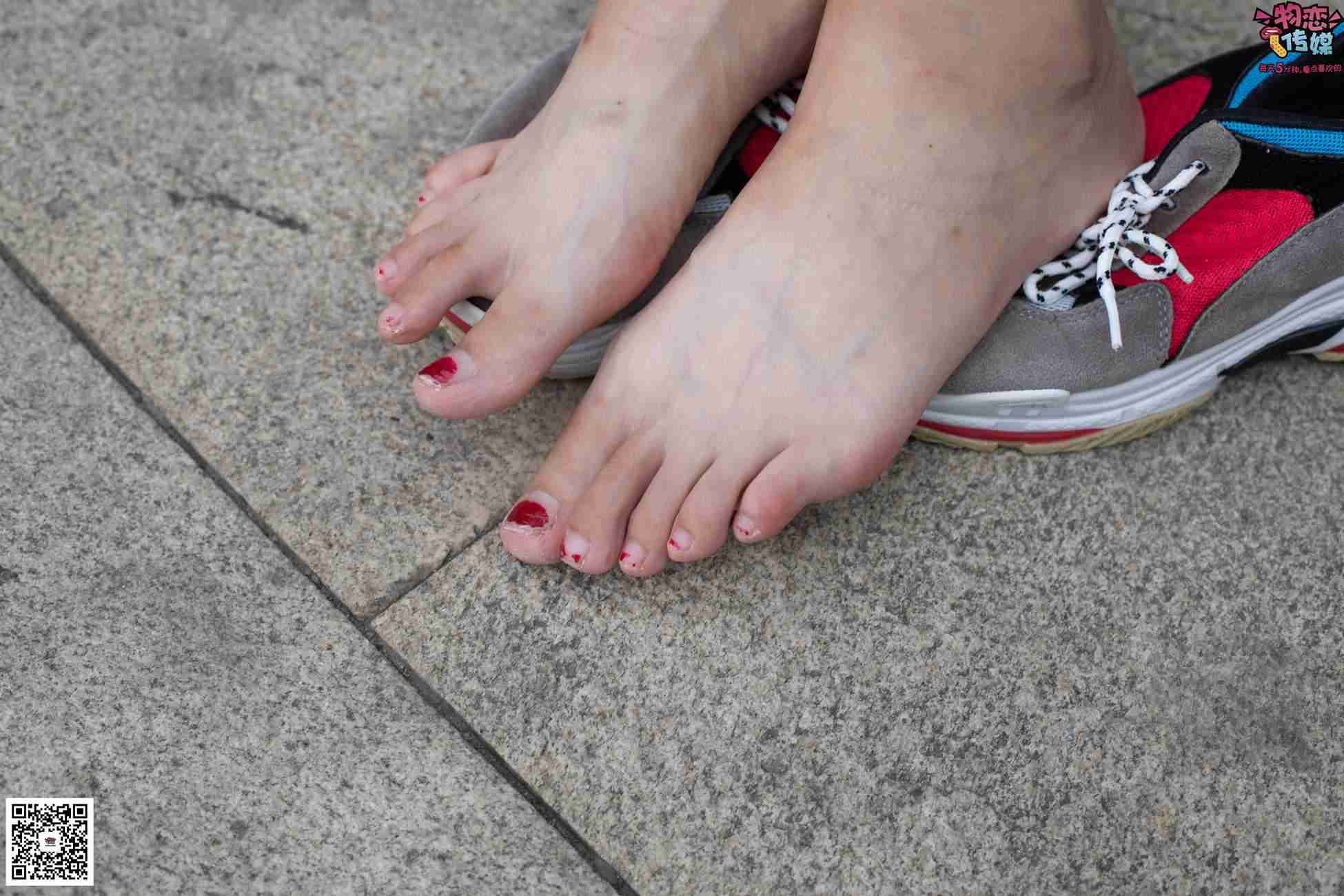 图片[121]-物恋传媒 No.049 露肩连衣裙搭配撞色老爹鞋，搭配粉色短棉袜 [126P] – 速更版-美库