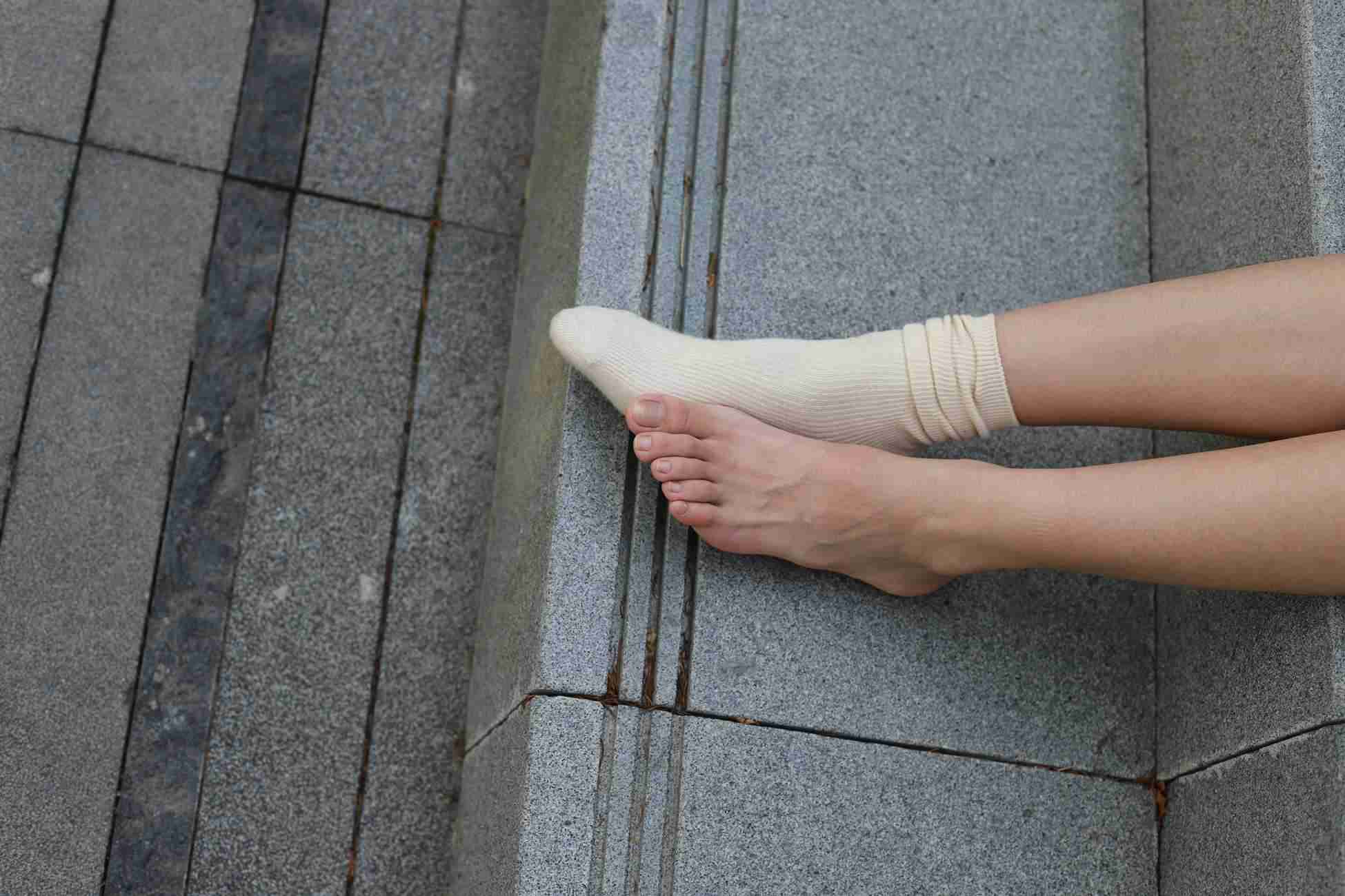 图片[106]-勿恋传媒 No.050 待我长发及腰,只为你的微笑,灰色NB配浅黄棉袜 [145P] – 速更版-美库