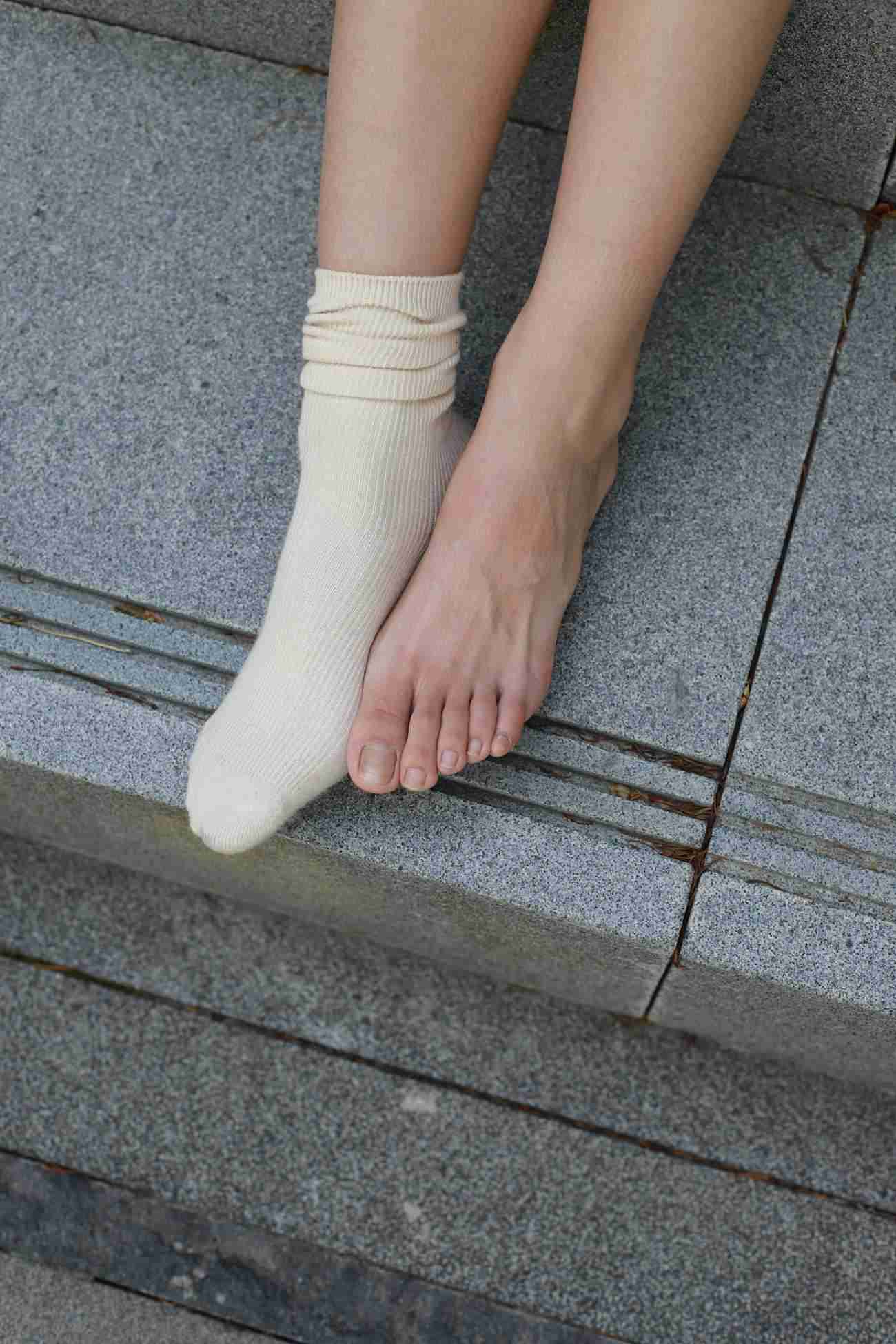 图片[107]-勿恋传媒 No.050 待我长发及腰,只为你的微笑,灰色NB配浅黄棉袜 [145P] – 速更版-美库