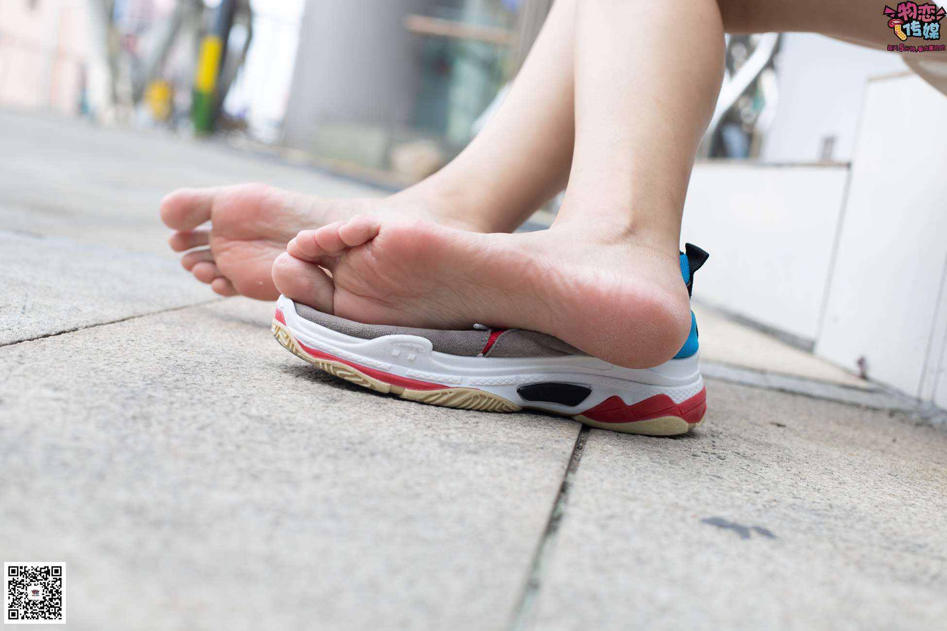 图片[122]-物恋传媒 No.049 露肩连衣裙搭配撞色老爹鞋，搭配粉色短棉袜 [126P] – 速更版-美库