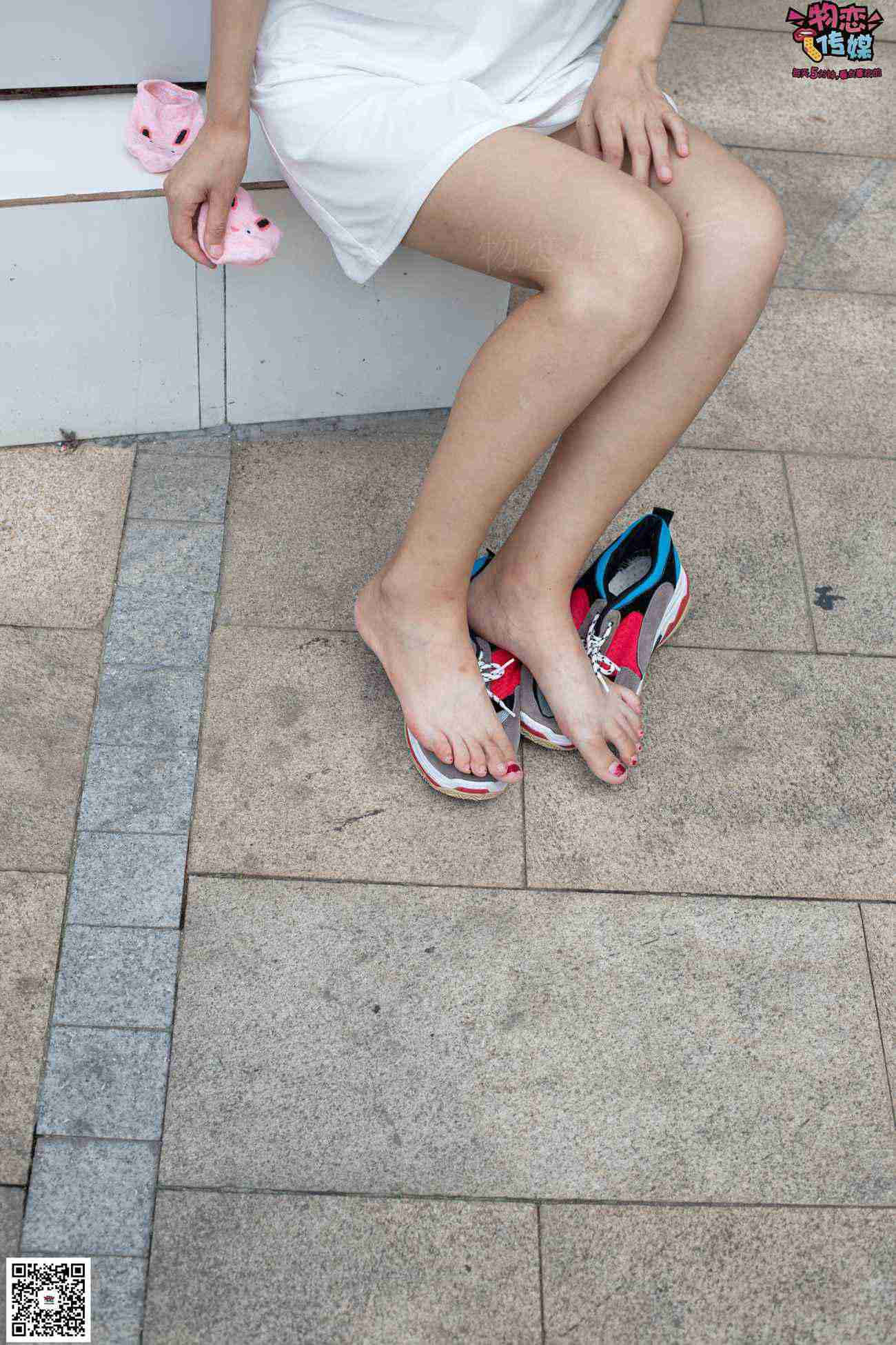 图片[126]-物恋传媒 No.049 露肩连衣裙搭配撞色老爹鞋，搭配粉色短棉袜 [126P] – 速更版-美库