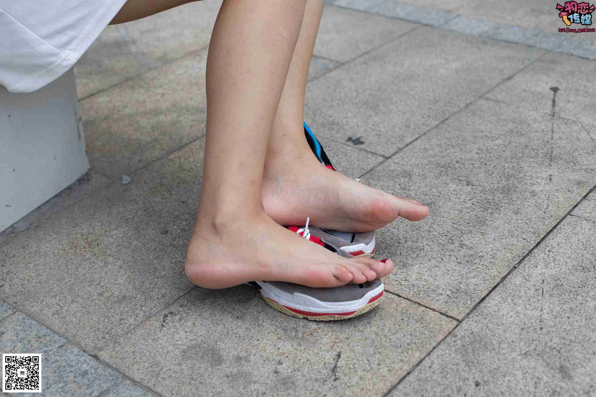 图片[127]-物恋传媒 No.049 露肩连衣裙搭配撞色老爹鞋，搭配粉色短棉袜 [126P] – 速更版-美库