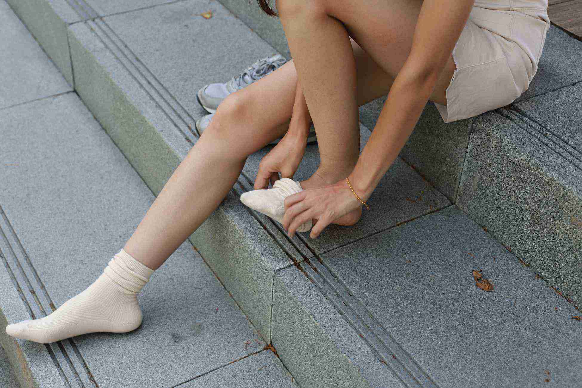 图片[111]-勿恋传媒 No.050 待我长发及腰,只为你的微笑,灰色NB配浅黄棉袜 [145P] – 速更版-美库