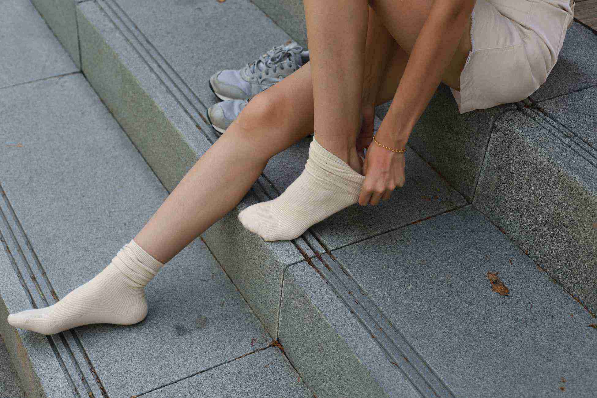 图片[114]-勿恋传媒 No.050 待我长发及腰,只为你的微笑,灰色NB配浅黄棉袜 [145P] – 速更版-美库