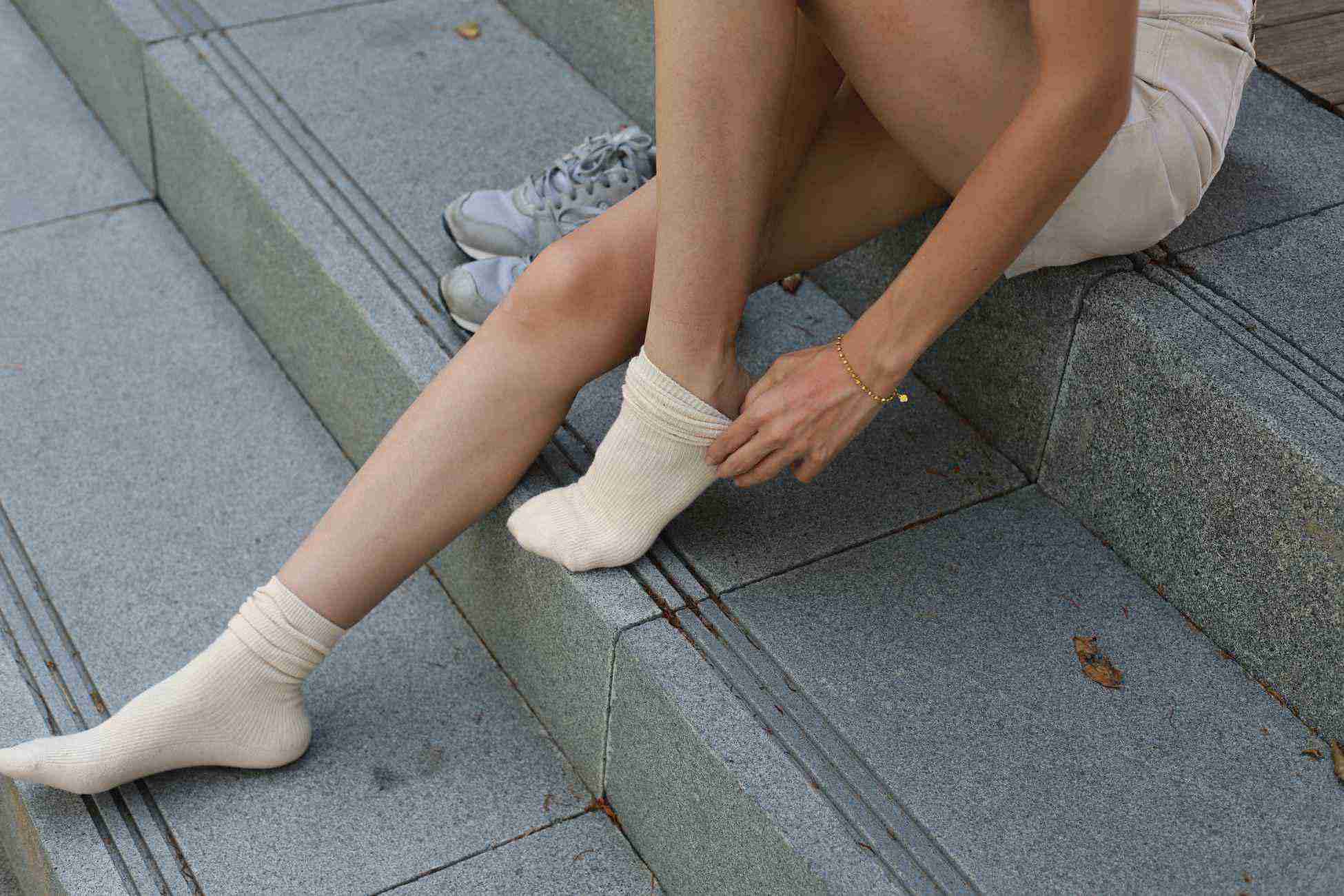 图片[115]-勿恋传媒 No.050 待我长发及腰,只为你的微笑,灰色NB配浅黄棉袜 [145P] – 速更版-美库