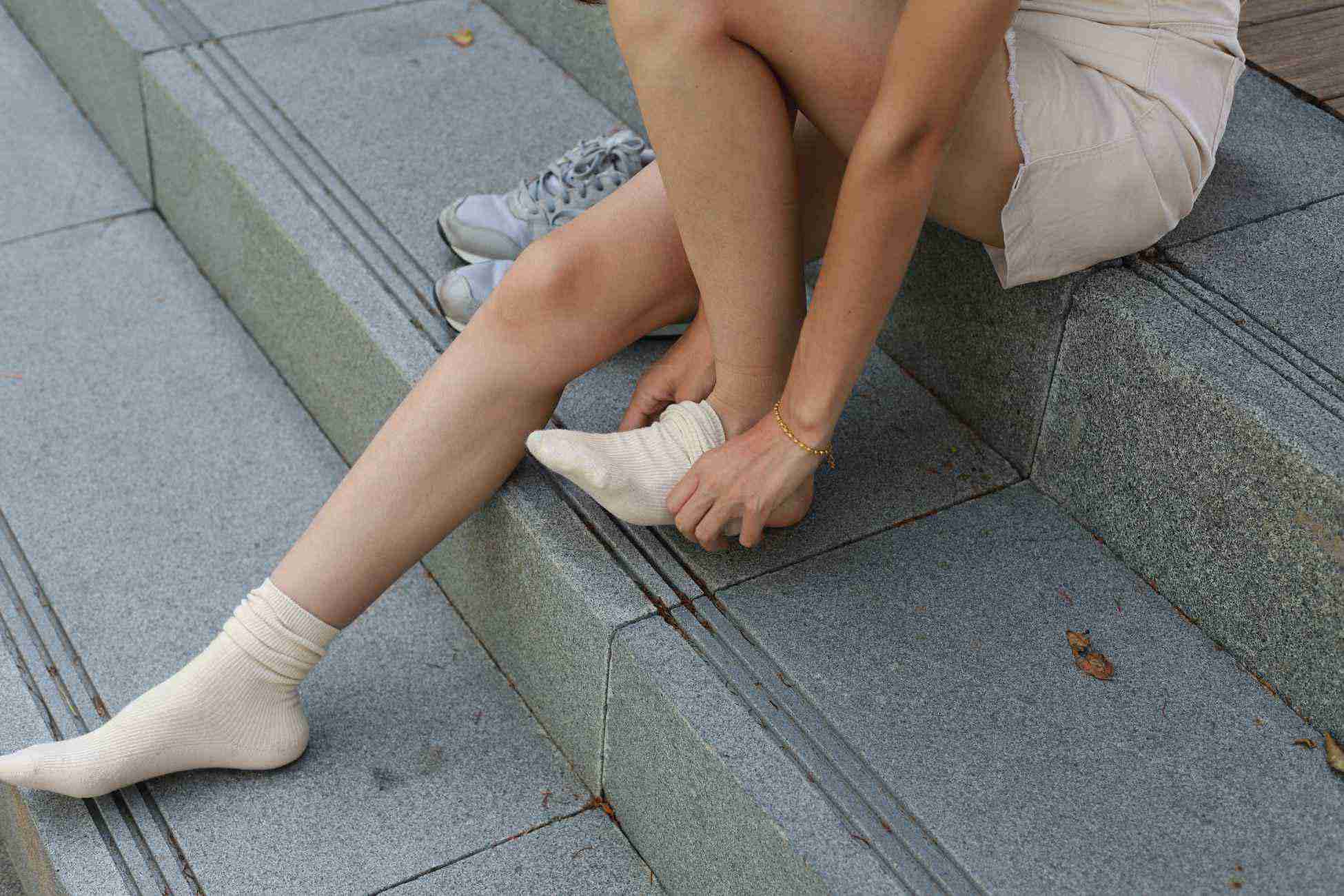 图片[116]-勿恋传媒 No.050 待我长发及腰,只为你的微笑,灰色NB配浅黄棉袜 [145P] – 速更版-美库