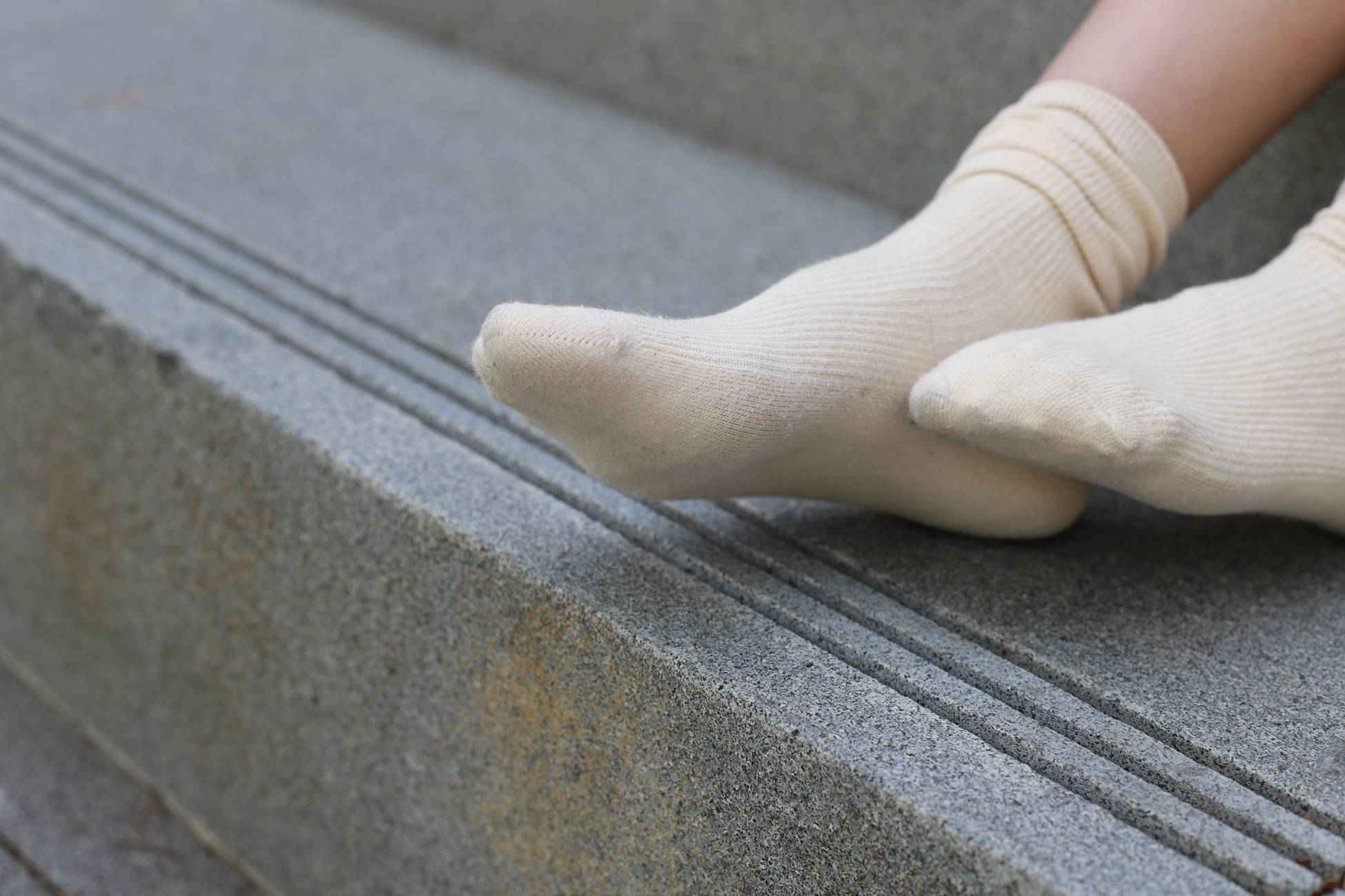 图片[120]-勿恋传媒 No.050 待我长发及腰,只为你的微笑,灰色NB配浅黄棉袜 [145P] – 速更版-美库