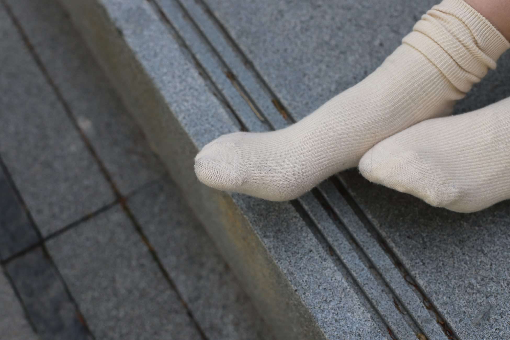 图片[121]-勿恋传媒 No.050 待我长发及腰,只为你的微笑,灰色NB配浅黄棉袜 [145P] – 速更版-美库