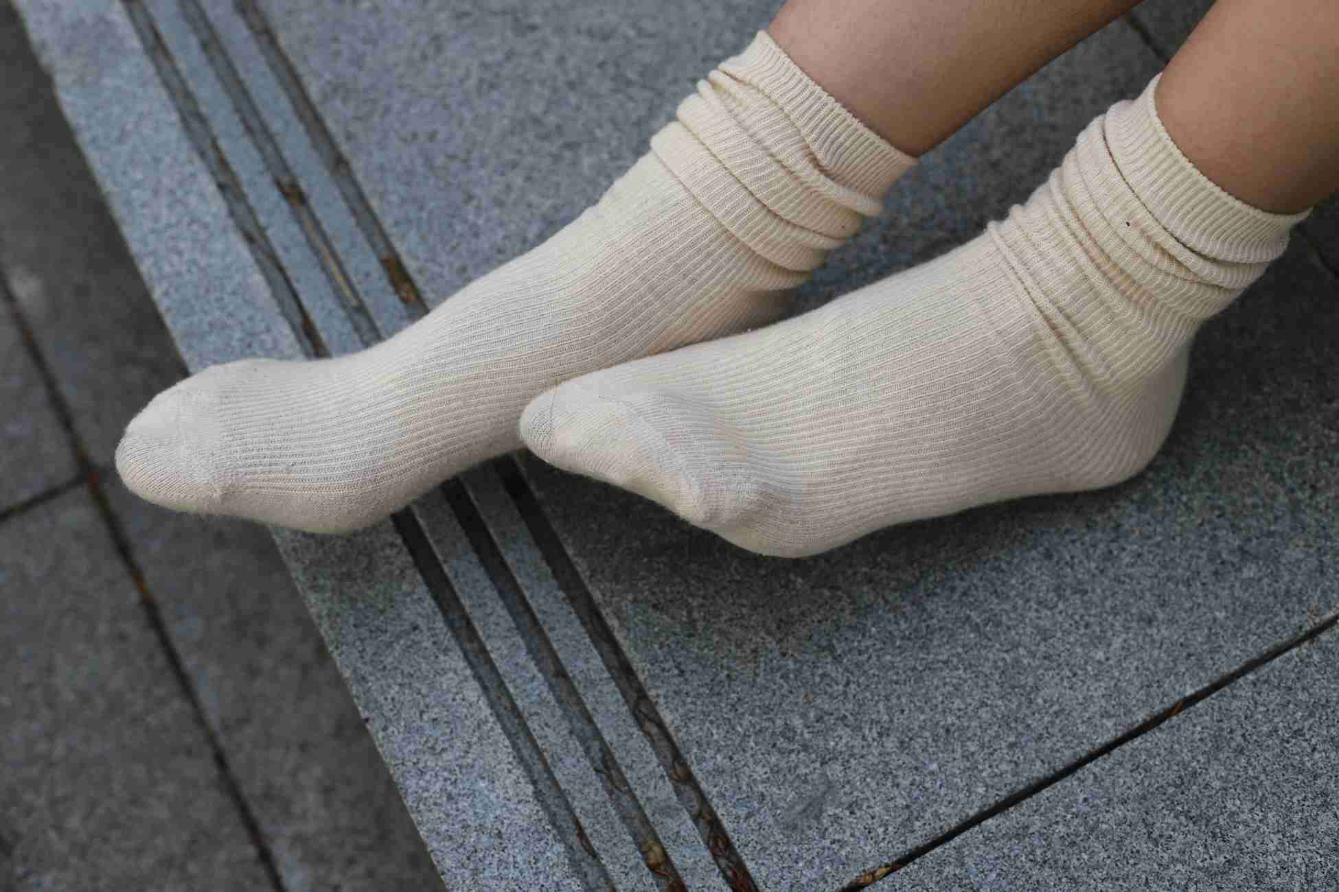 图片[123]-勿恋传媒 No.050 待我长发及腰,只为你的微笑,灰色NB配浅黄棉袜 [145P] – 速更版-美库