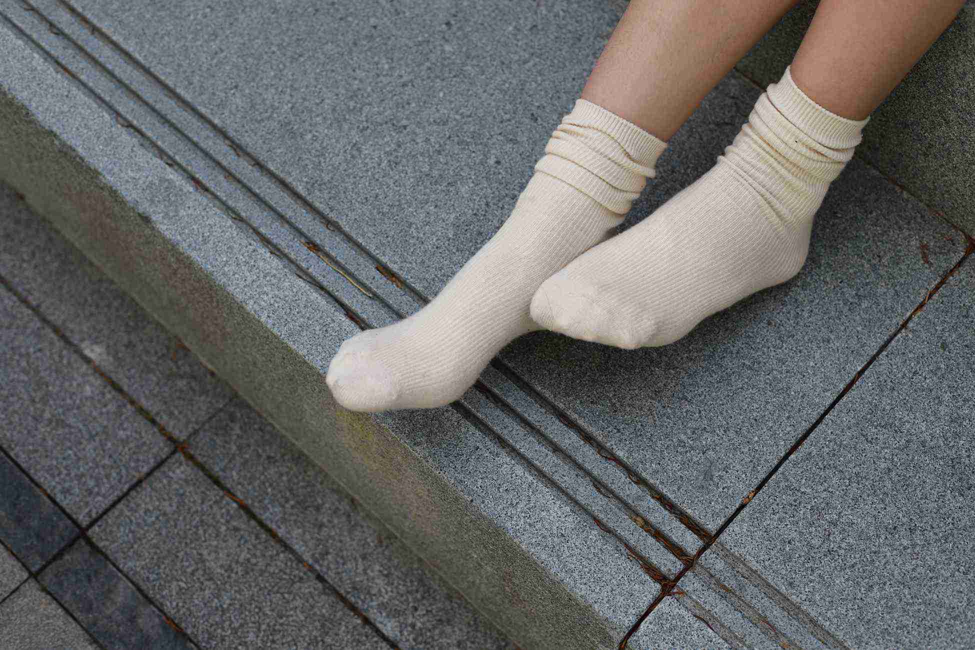 图片[125]-勿恋传媒 No.050 待我长发及腰,只为你的微笑,灰色NB配浅黄棉袜 [145P] – 速更版-美库