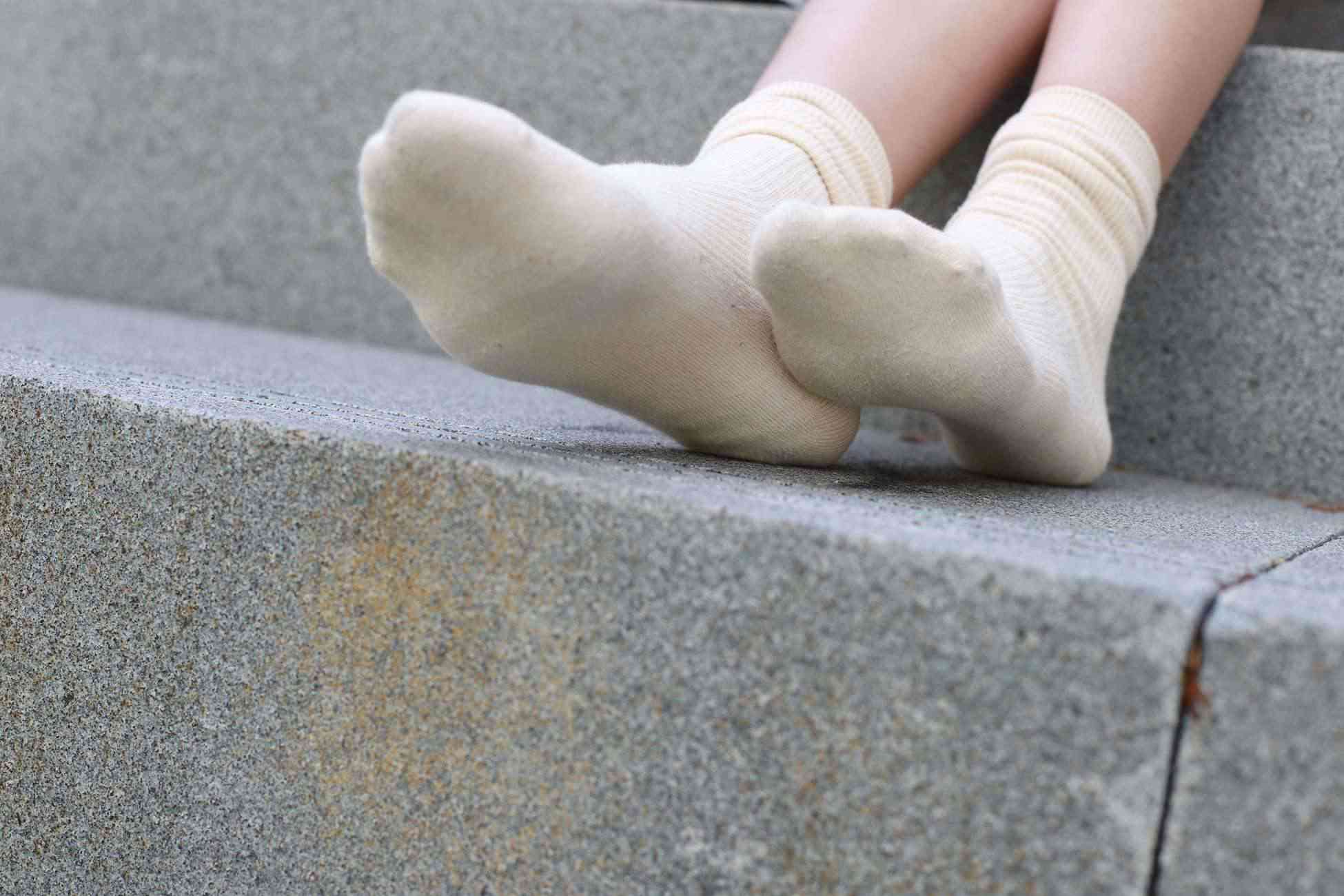 图片[126]-勿恋传媒 No.050 待我长发及腰,只为你的微笑,灰色NB配浅黄棉袜 [145P] – 速更版-美库