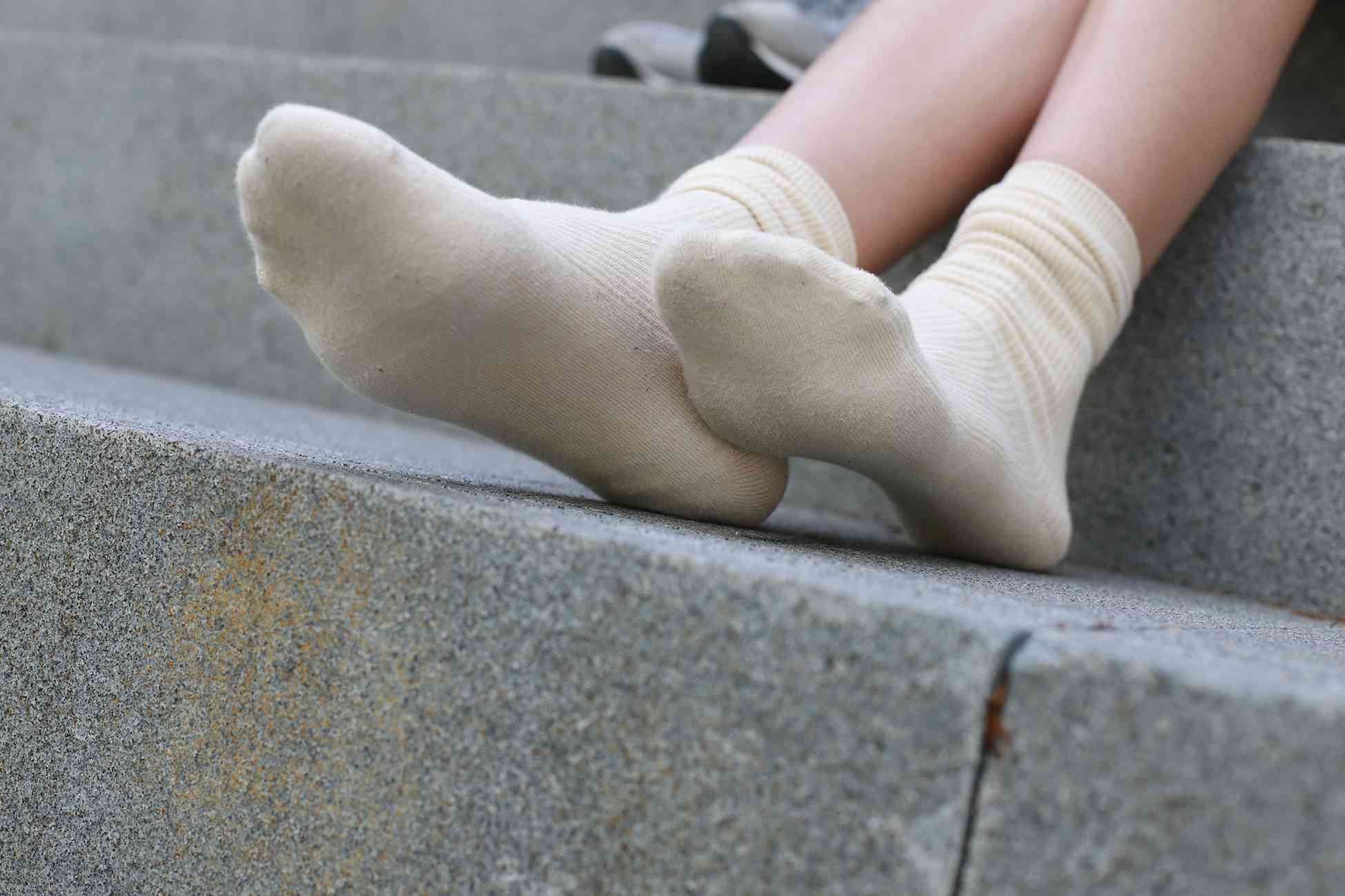 图片[127]-勿恋传媒 No.050 待我长发及腰,只为你的微笑,灰色NB配浅黄棉袜 [145P] – 速更版-美库