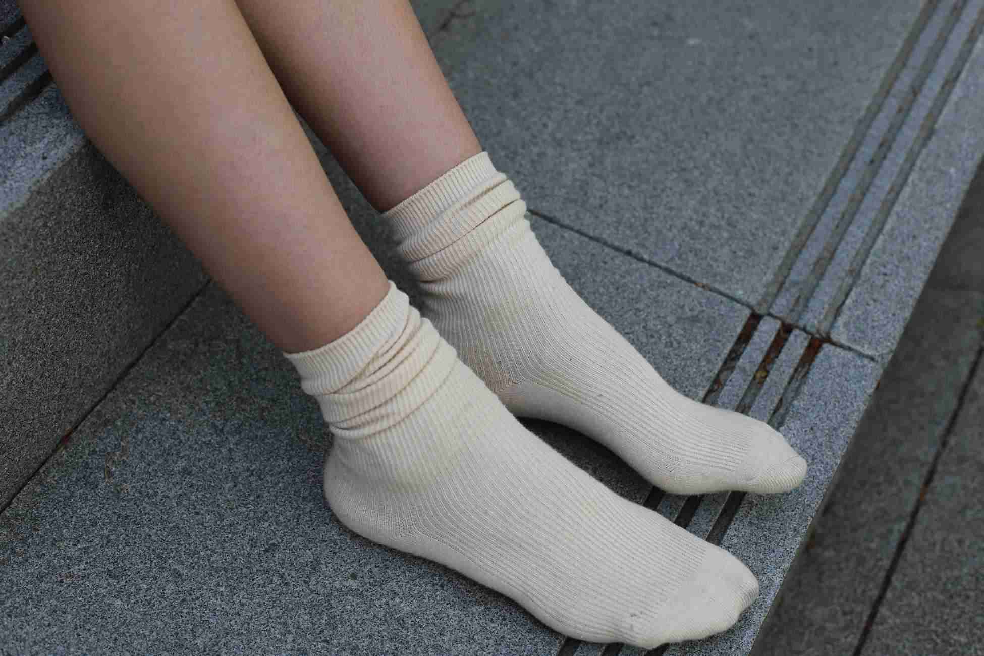 图片[129]-勿恋传媒 No.050 待我长发及腰,只为你的微笑,灰色NB配浅黄棉袜 [145P] – 速更版-美库