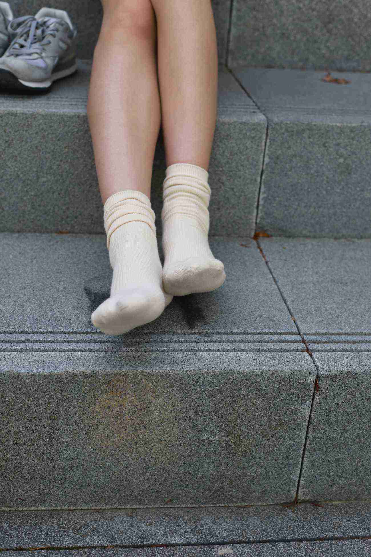 图片[130]-勿恋传媒 No.050 待我长发及腰,只为你的微笑,灰色NB配浅黄棉袜 [145P] – 速更版-美库