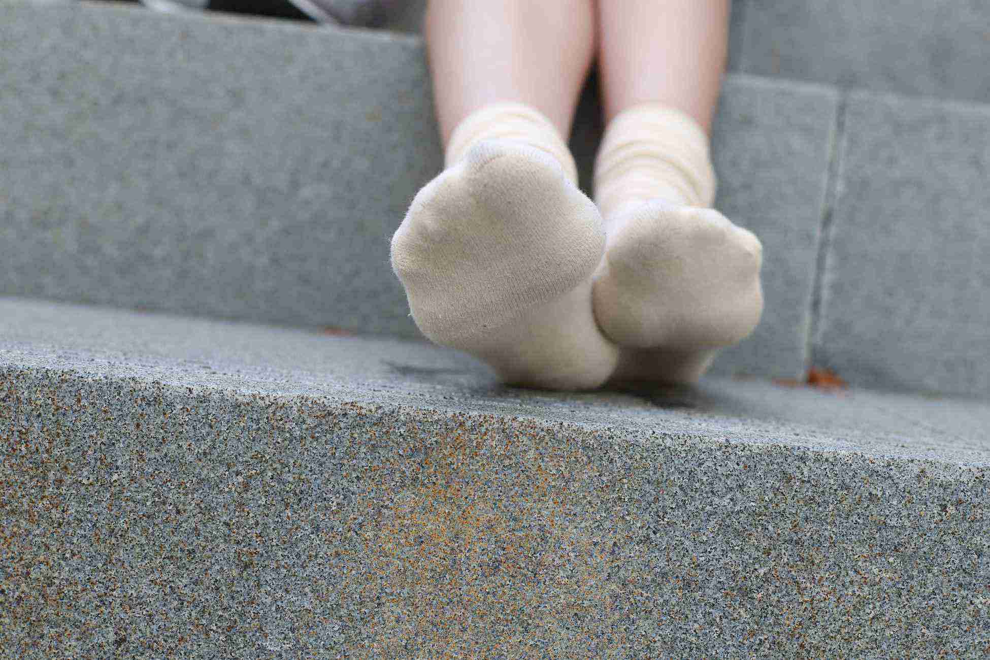 图片[131]-勿恋传媒 No.050 待我长发及腰,只为你的微笑,灰色NB配浅黄棉袜 [145P] – 速更版-美库