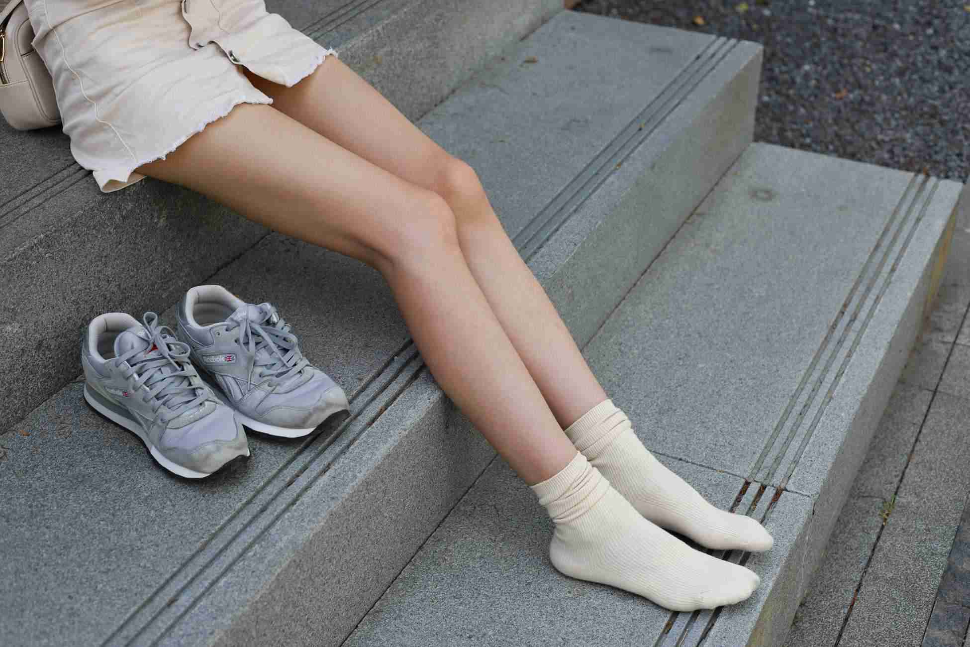 图片[132]-勿恋传媒 No.050 待我长发及腰,只为你的微笑,灰色NB配浅黄棉袜 [145P] – 速更版-美库