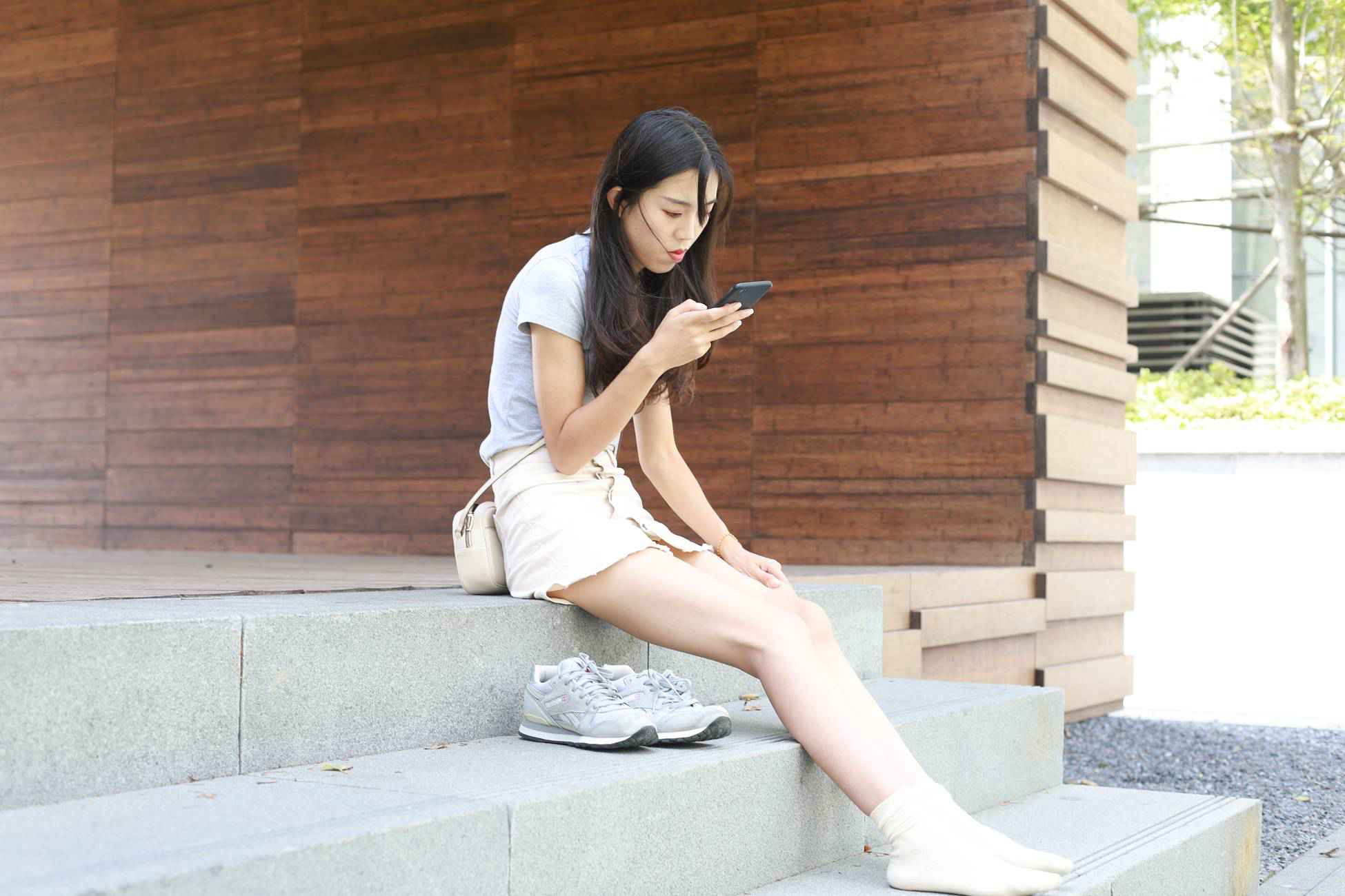 图片[133]-勿恋传媒 No.050 待我长发及腰,只为你的微笑,灰色NB配浅黄棉袜 [145P] – 速更版-美库