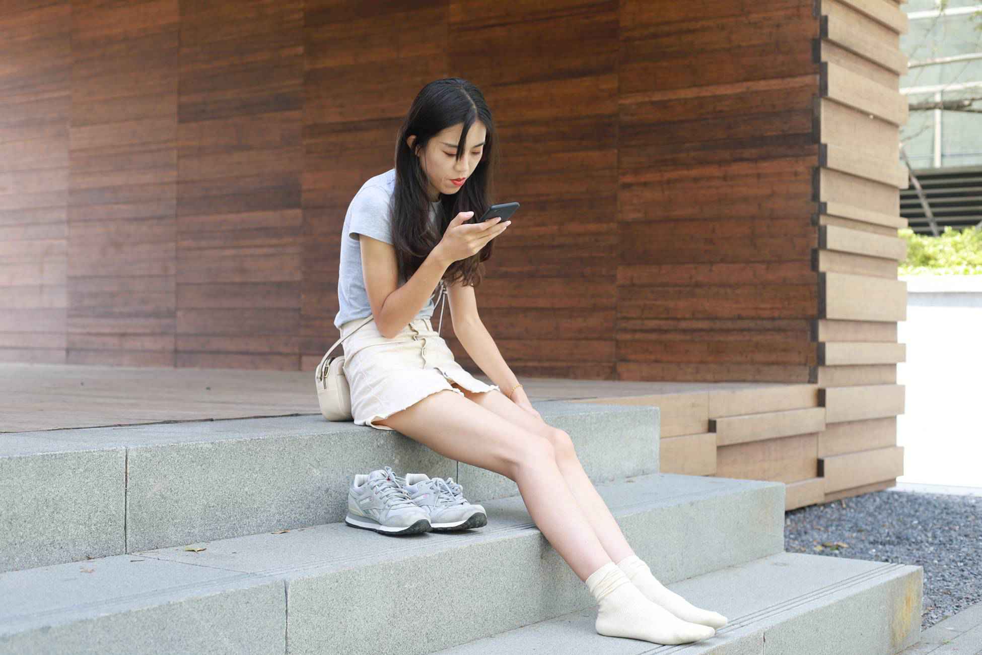 图片[134]-勿恋传媒 No.050 待我长发及腰,只为你的微笑,灰色NB配浅黄棉袜 [145P] – 速更版-美库