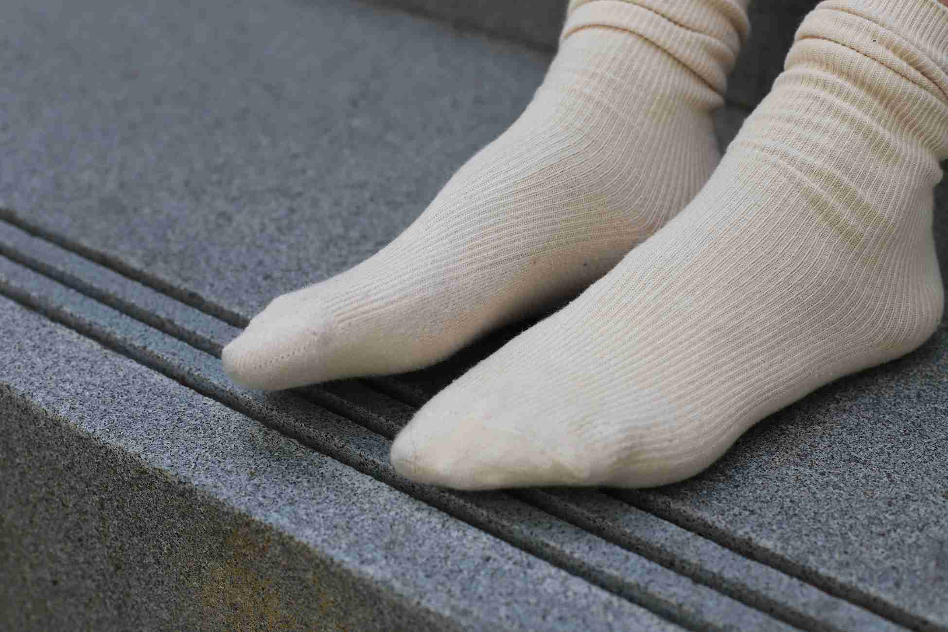 图片[135]-勿恋传媒 No.050 待我长发及腰,只为你的微笑,灰色NB配浅黄棉袜 [145P] – 速更版-美库