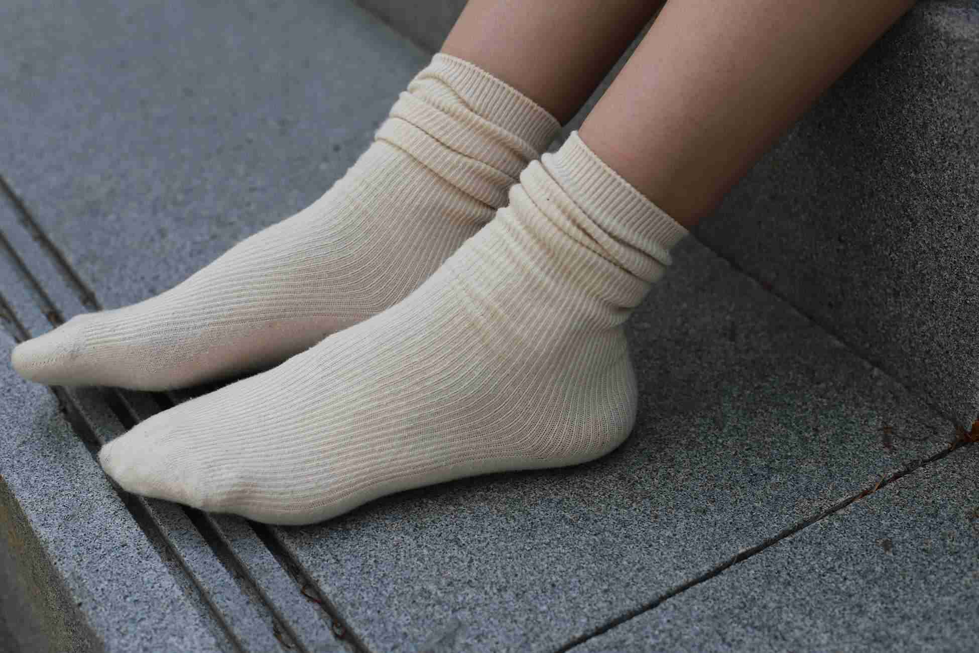 图片[136]-勿恋传媒 No.050 待我长发及腰,只为你的微笑,灰色NB配浅黄棉袜 [145P] – 速更版-美库