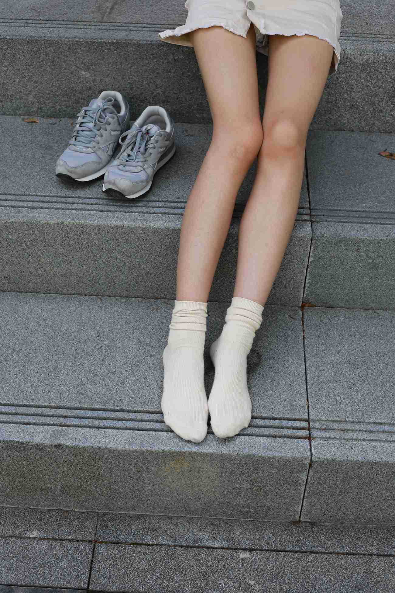 图片[137]-勿恋传媒 No.050 待我长发及腰,只为你的微笑,灰色NB配浅黄棉袜 [145P] – 速更版-美库