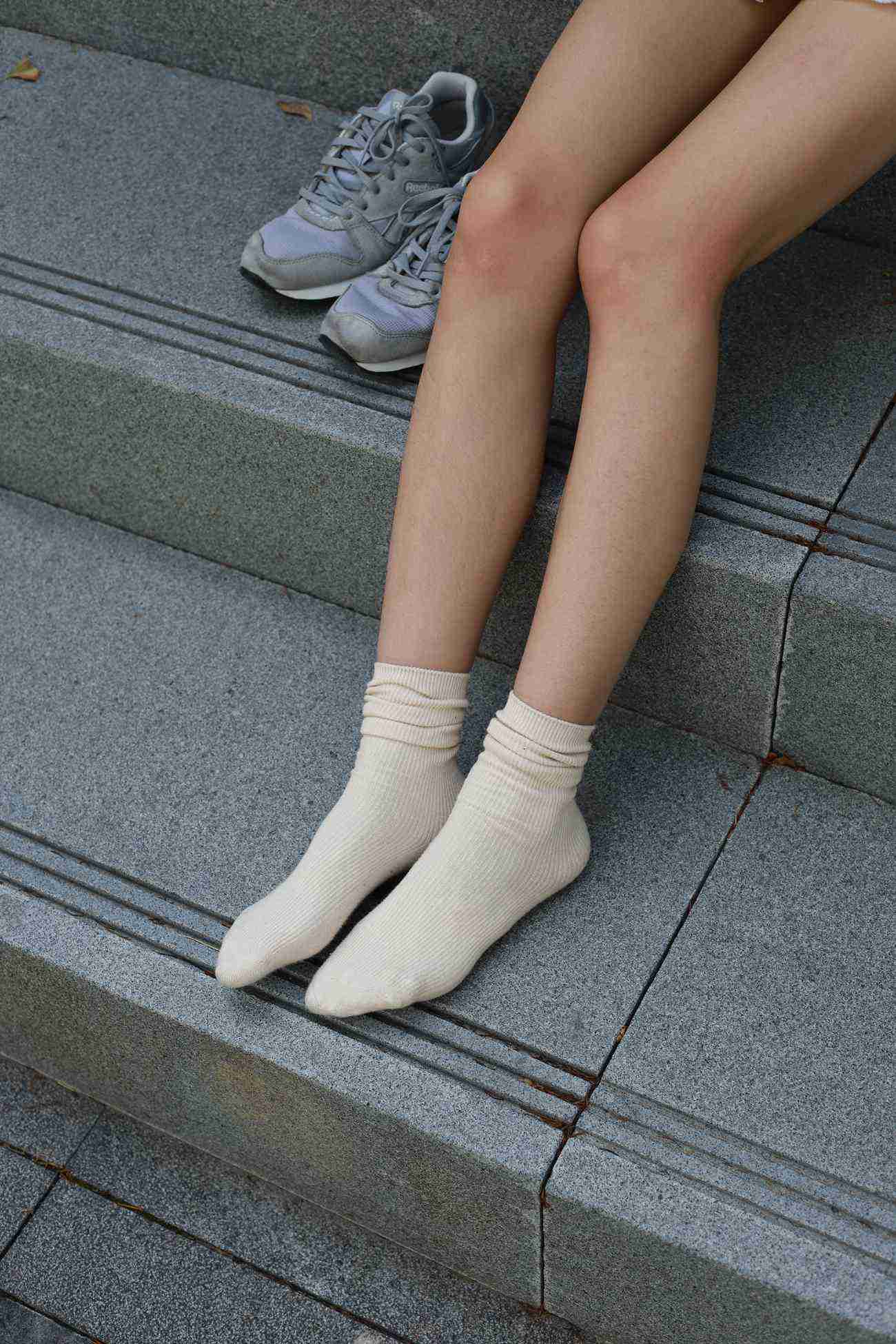 图片[139]-勿恋传媒 No.050 待我长发及腰,只为你的微笑,灰色NB配浅黄棉袜 [145P] – 速更版-美库