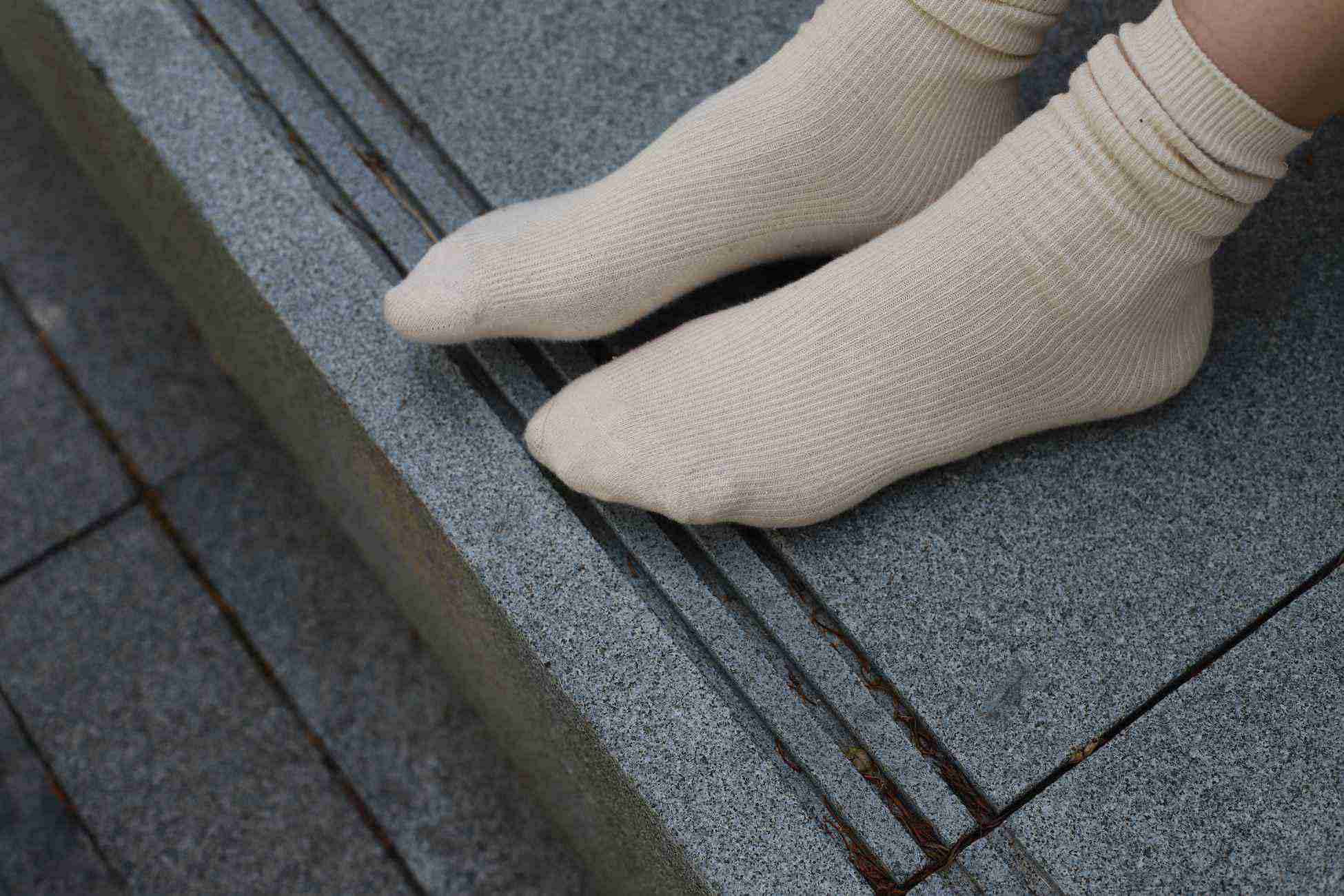 图片[140]-勿恋传媒 No.050 待我长发及腰,只为你的微笑,灰色NB配浅黄棉袜 [145P] – 速更版-美库