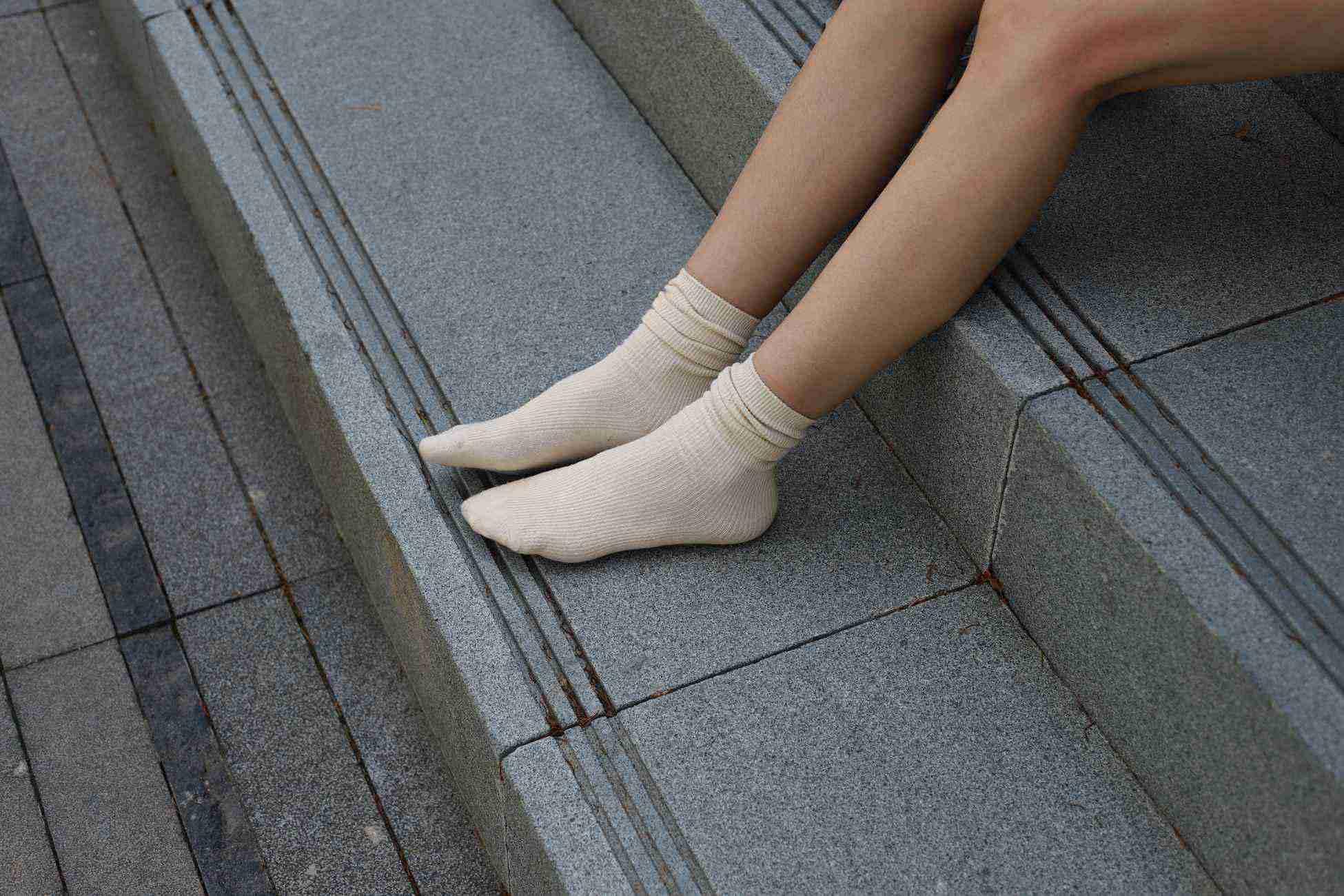 图片[142]-勿恋传媒 No.050 待我长发及腰,只为你的微笑,灰色NB配浅黄棉袜 [145P] – 速更版-美库