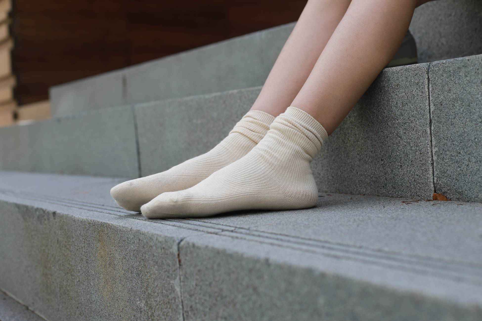 图片[143]-勿恋传媒 No.050 待我长发及腰,只为你的微笑,灰色NB配浅黄棉袜 [145P] – 速更版-美库