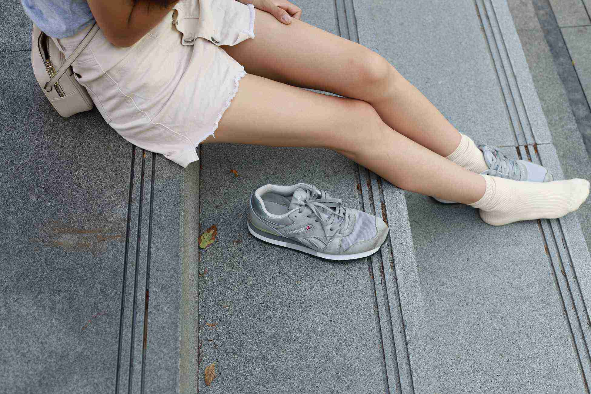 图片[144]-勿恋传媒 No.050 待我长发及腰,只为你的微笑,灰色NB配浅黄棉袜 [145P] – 速更版-美库