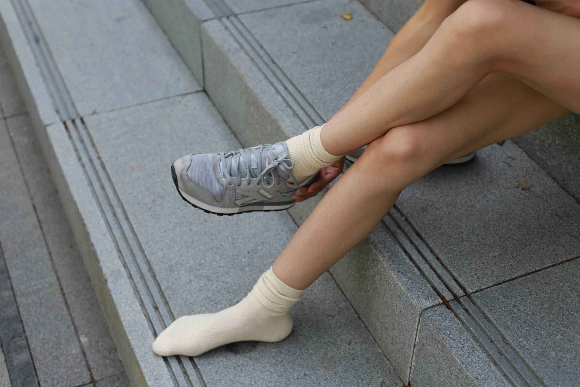 图片[145]-勿恋传媒 No.050 待我长发及腰,只为你的微笑,灰色NB配浅黄棉袜 [145P] – 速更版-美库