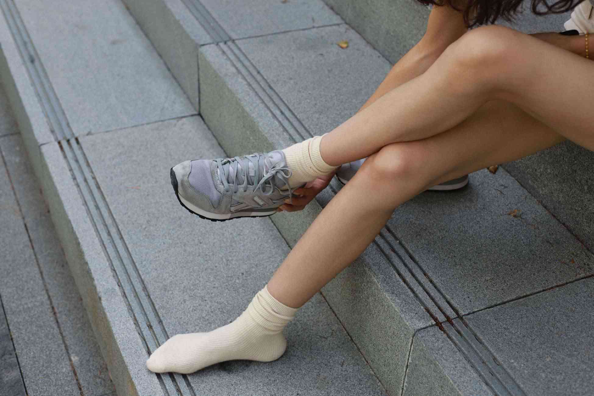 图片[146]-勿恋传媒 No.050 待我长发及腰,只为你的微笑,灰色NB配浅黄棉袜 [145P] – 速更版-美库