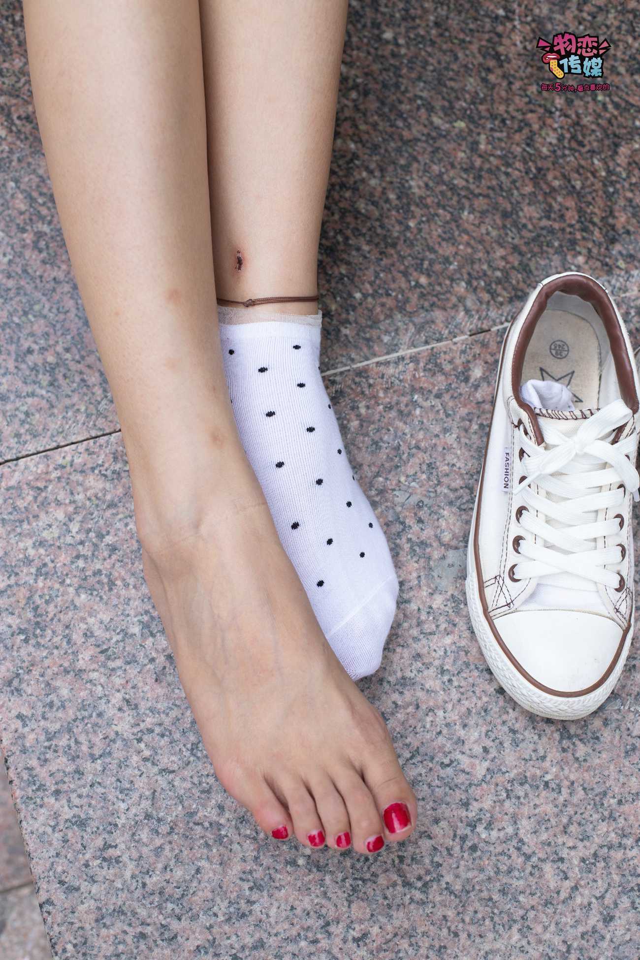 图片[17]-物恋传媒 No.51 俏皮露肩T恤搭配粉色小短裙,白色板鞋配白色斑点袜 [148P] – 速更版-美库