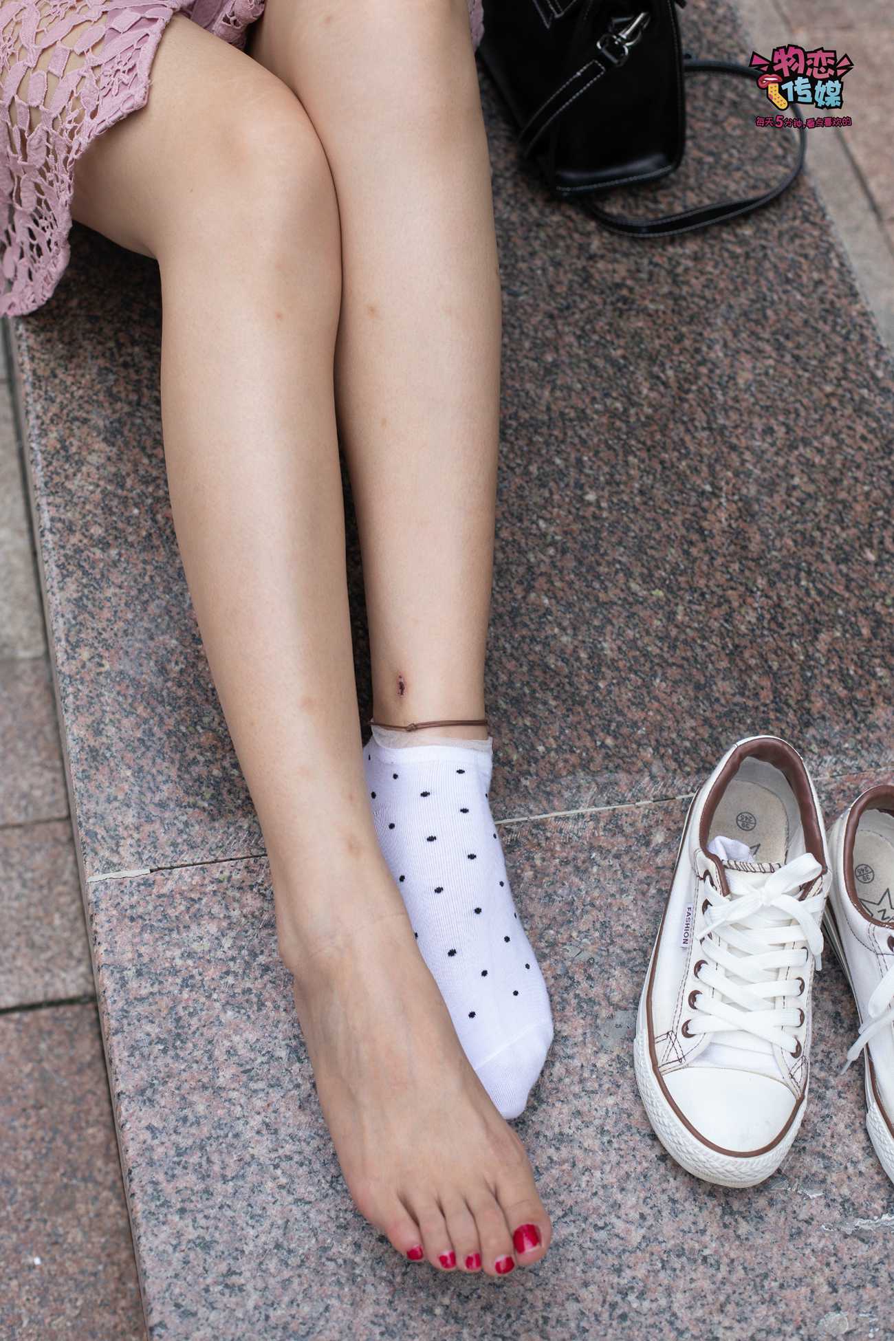 图片[18]-物恋传媒 No.51 俏皮露肩T恤搭配粉色小短裙,白色板鞋配白色斑点袜 [148P] – 速更版-美库