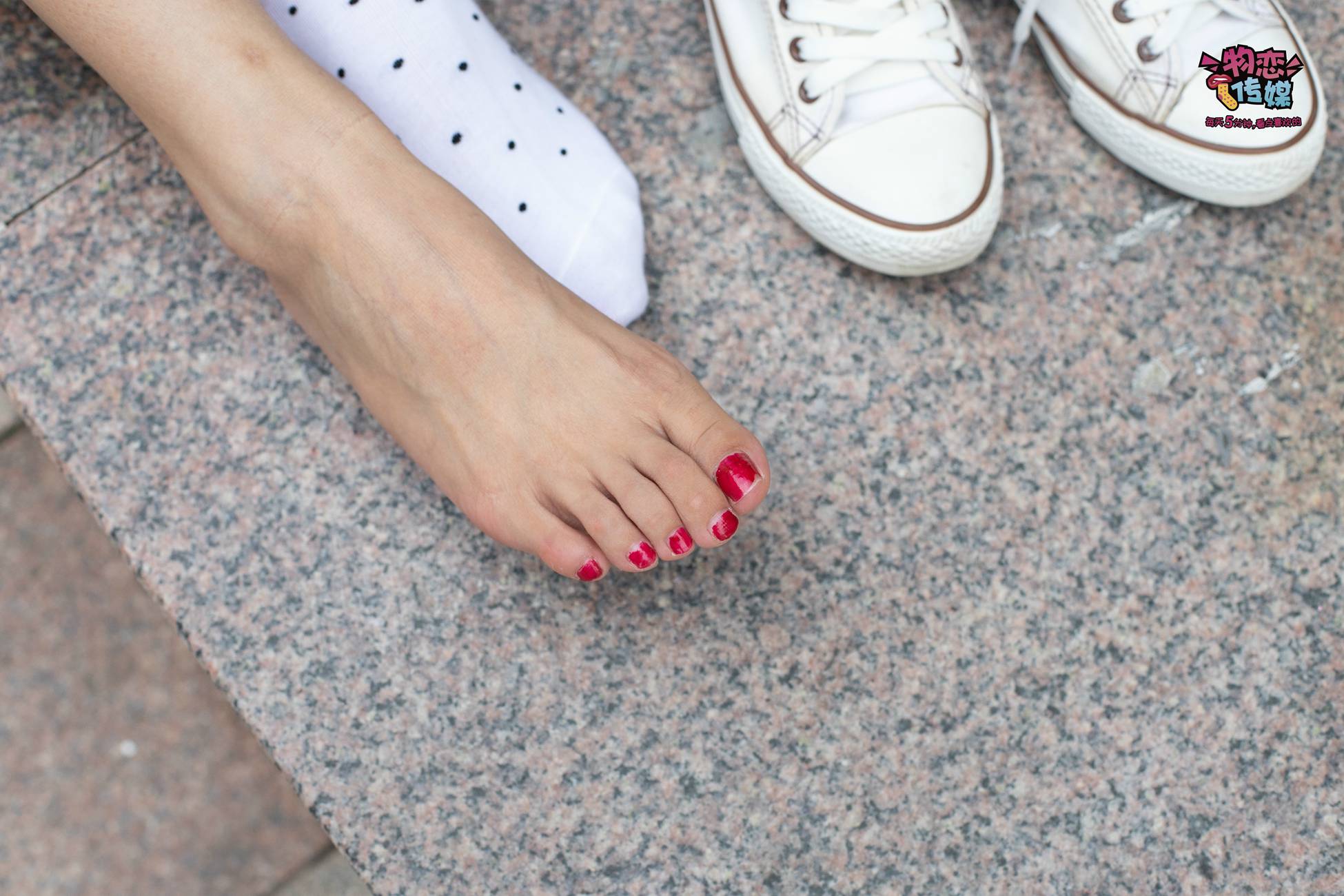 图片[19]-物恋传媒 No.51 俏皮露肩T恤搭配粉色小短裙,白色板鞋配白色斑点袜 [148P] – 速更版-美库